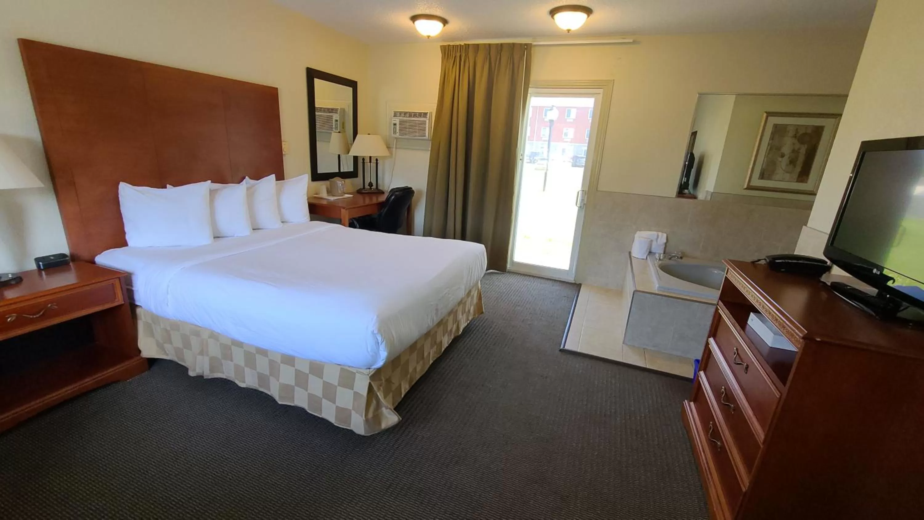 Deluxe Queen Room - Non-Smoking in Travelodge by Wyndham Gananoque