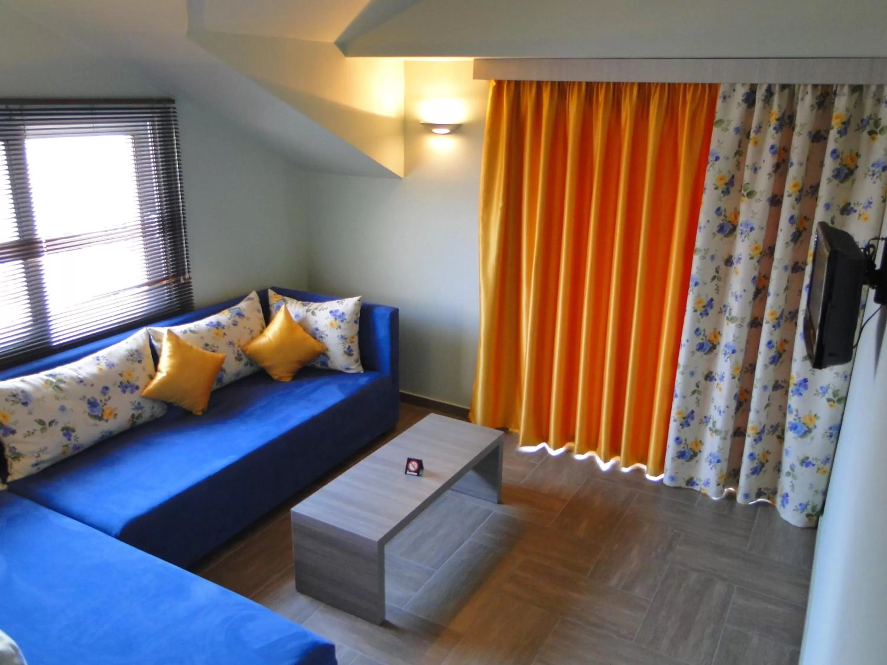 Living room, Bed in Hotel Olympos