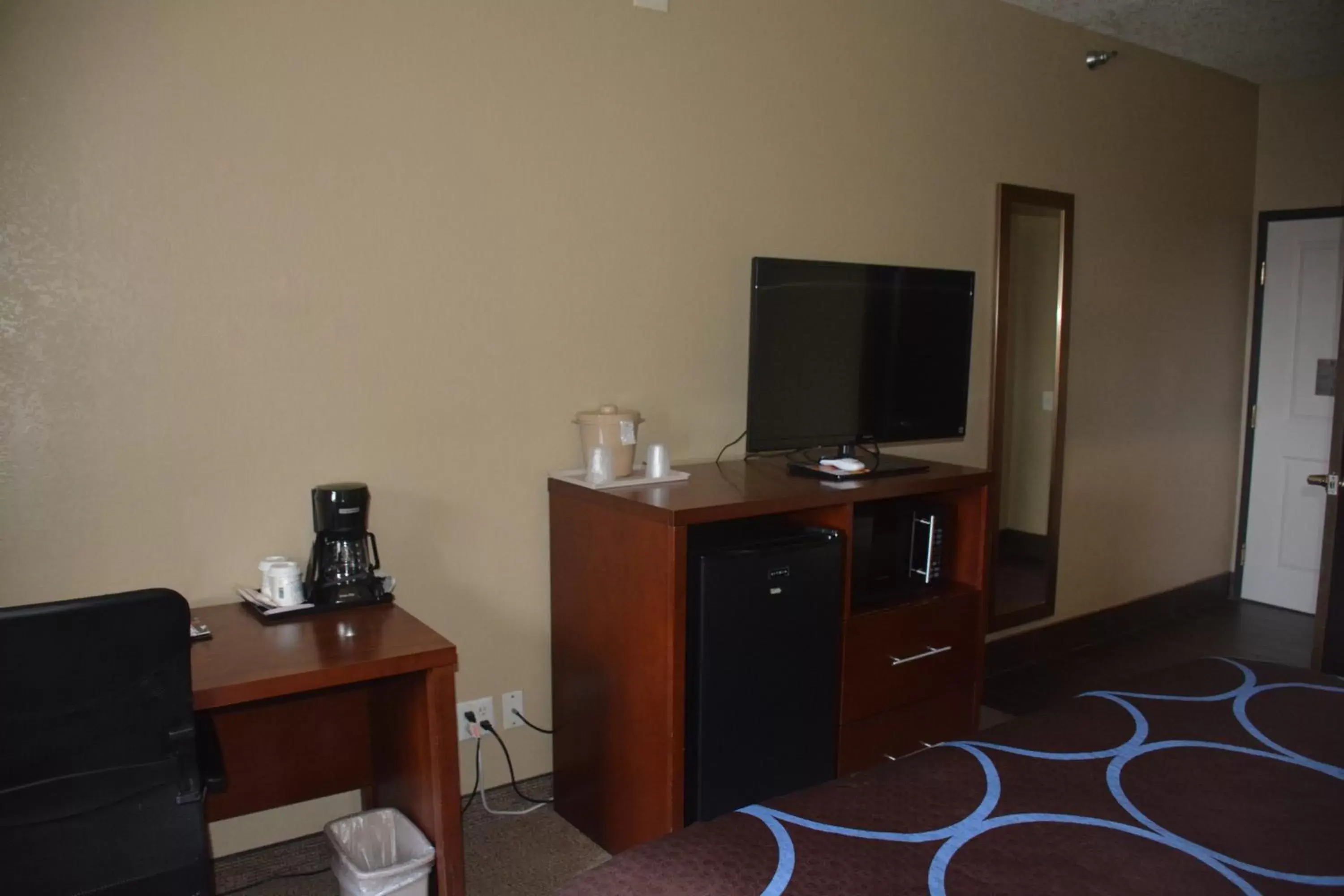 TV and multimedia, TV/Entertainment Center in Super 8 by Wyndham Altoona