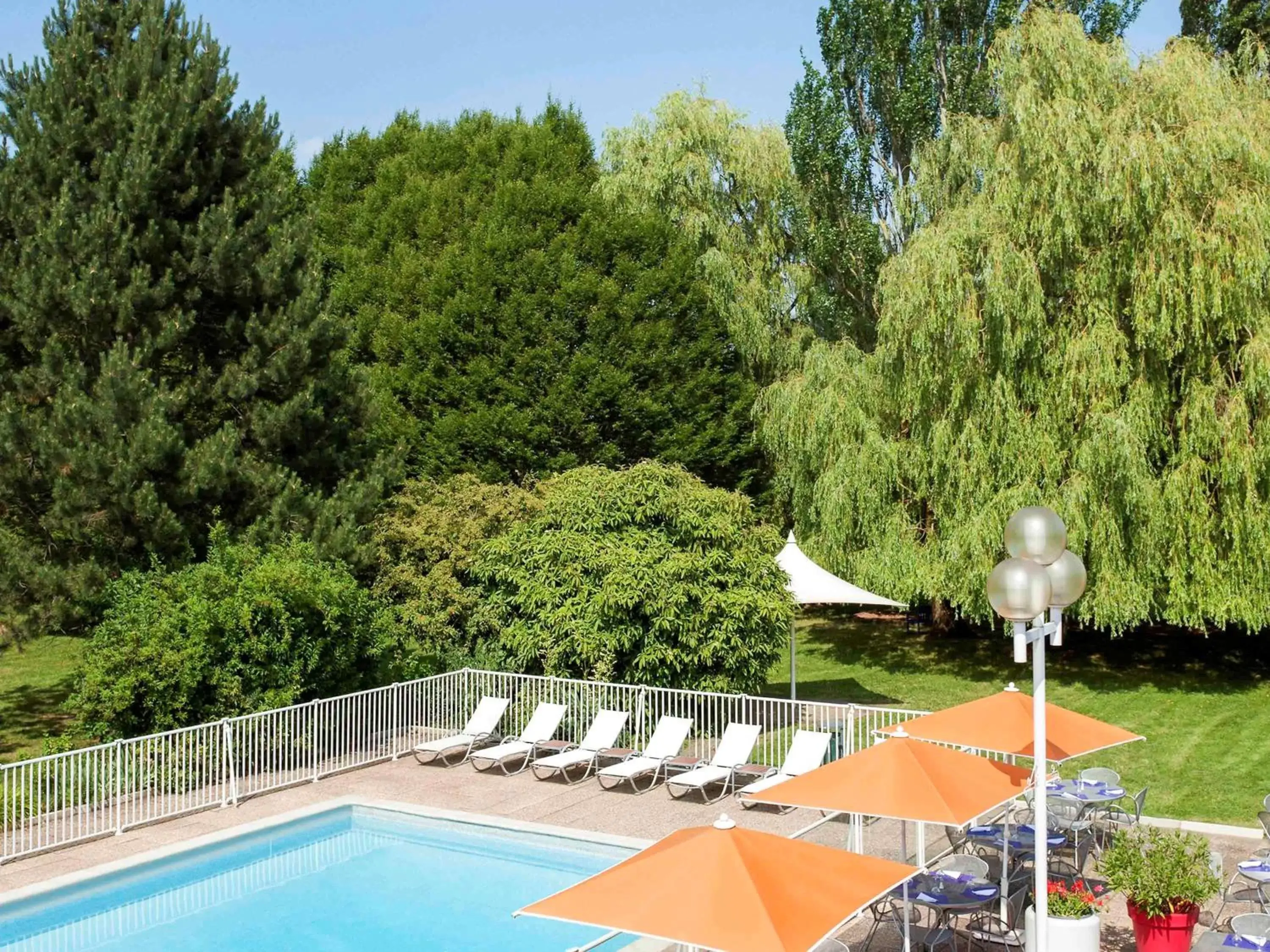Restaurant/places to eat, Pool View in Novotel Metz Amnéville