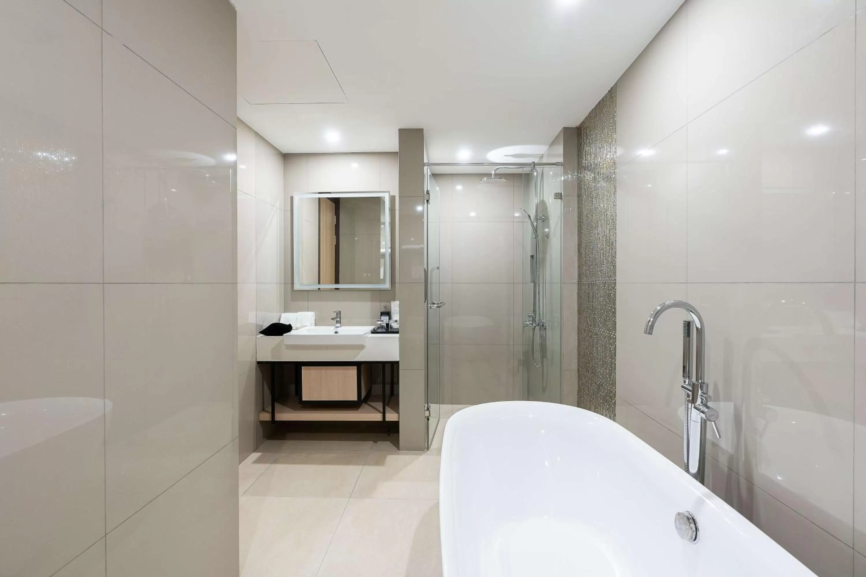 Shower in Best Western Nada Don Mueang Airport hotel