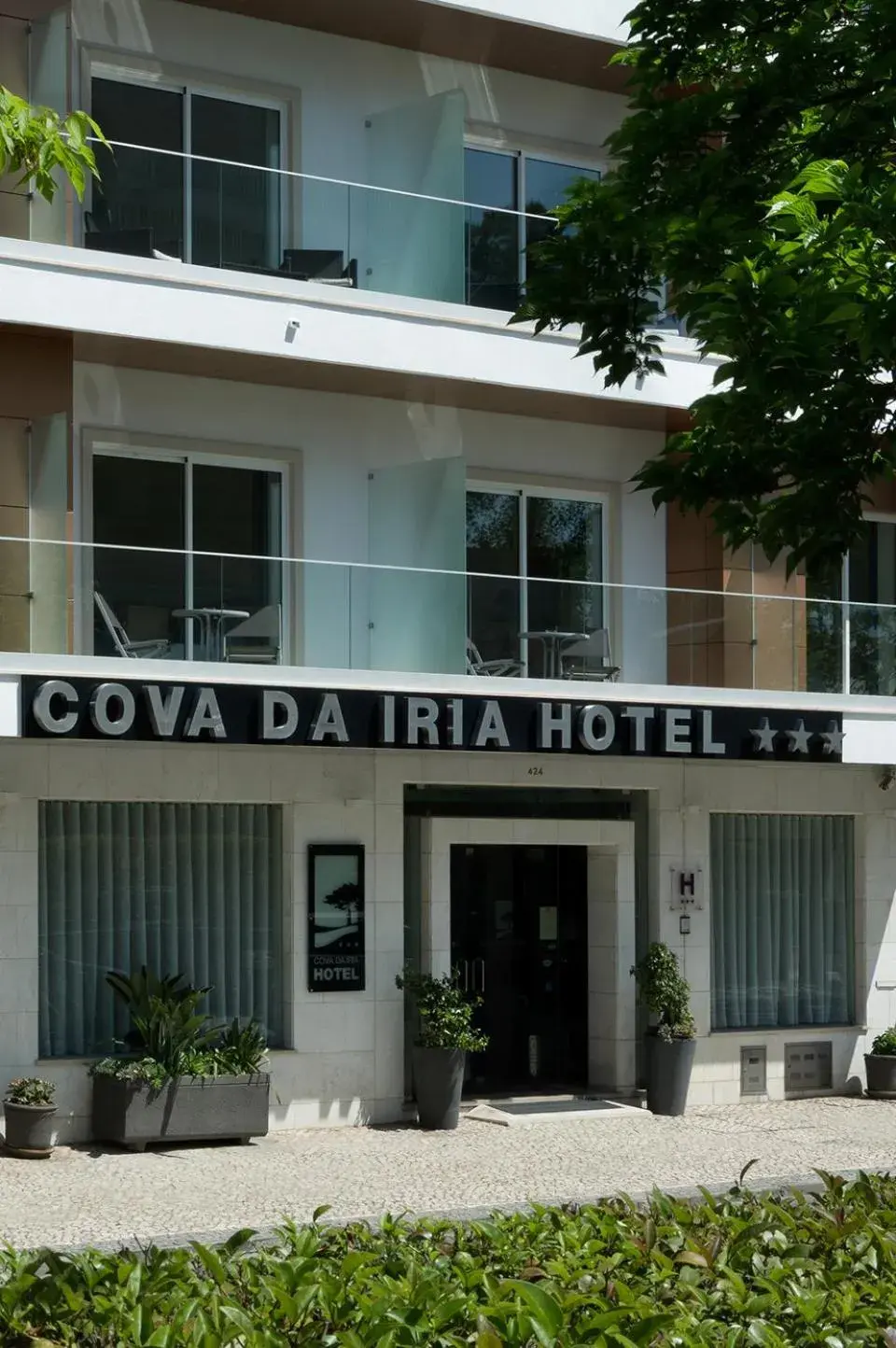 Facade/entrance, Property Building in Cova da Iria Hotel