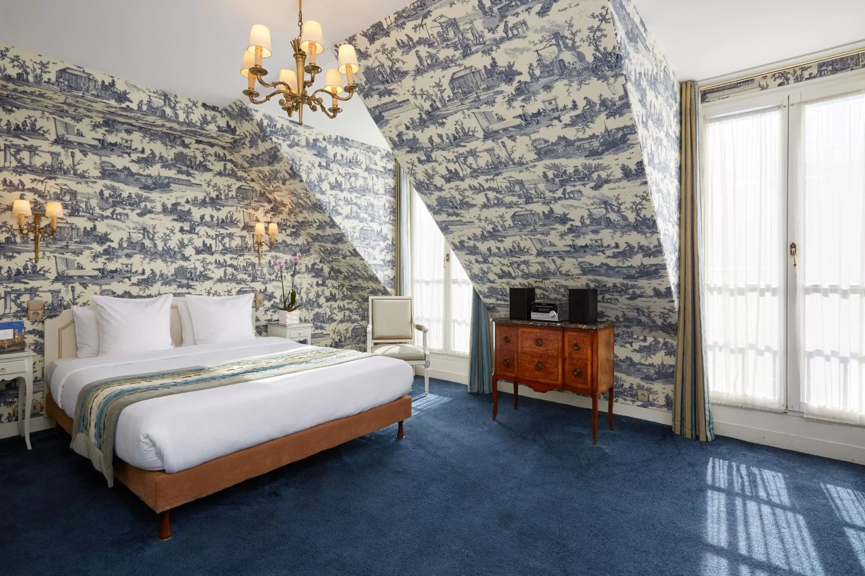 Photo of the whole room, Room Photo in Hôtel Mayfair Paris