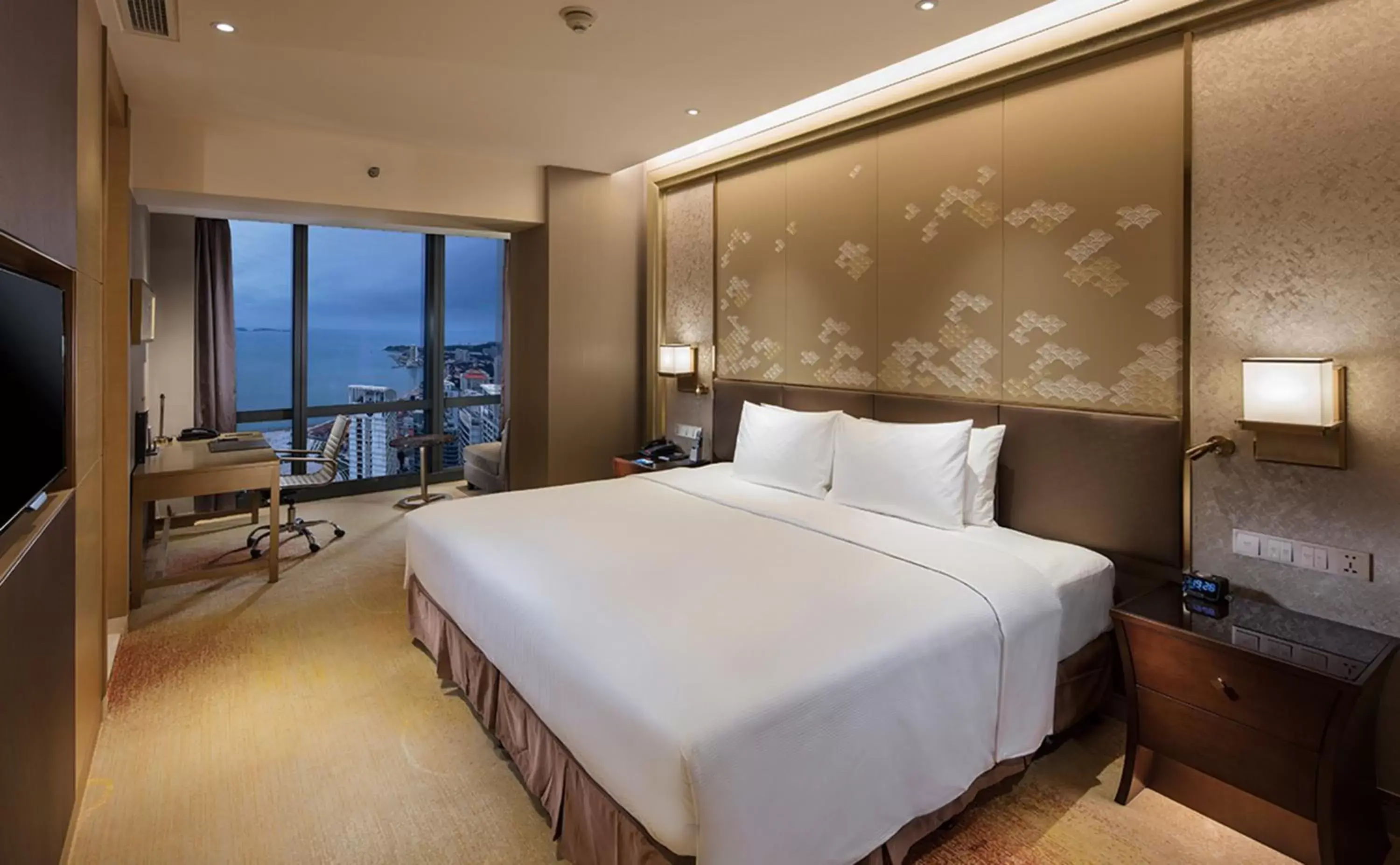 Photo of the whole room, Bed in Hilton Yantai