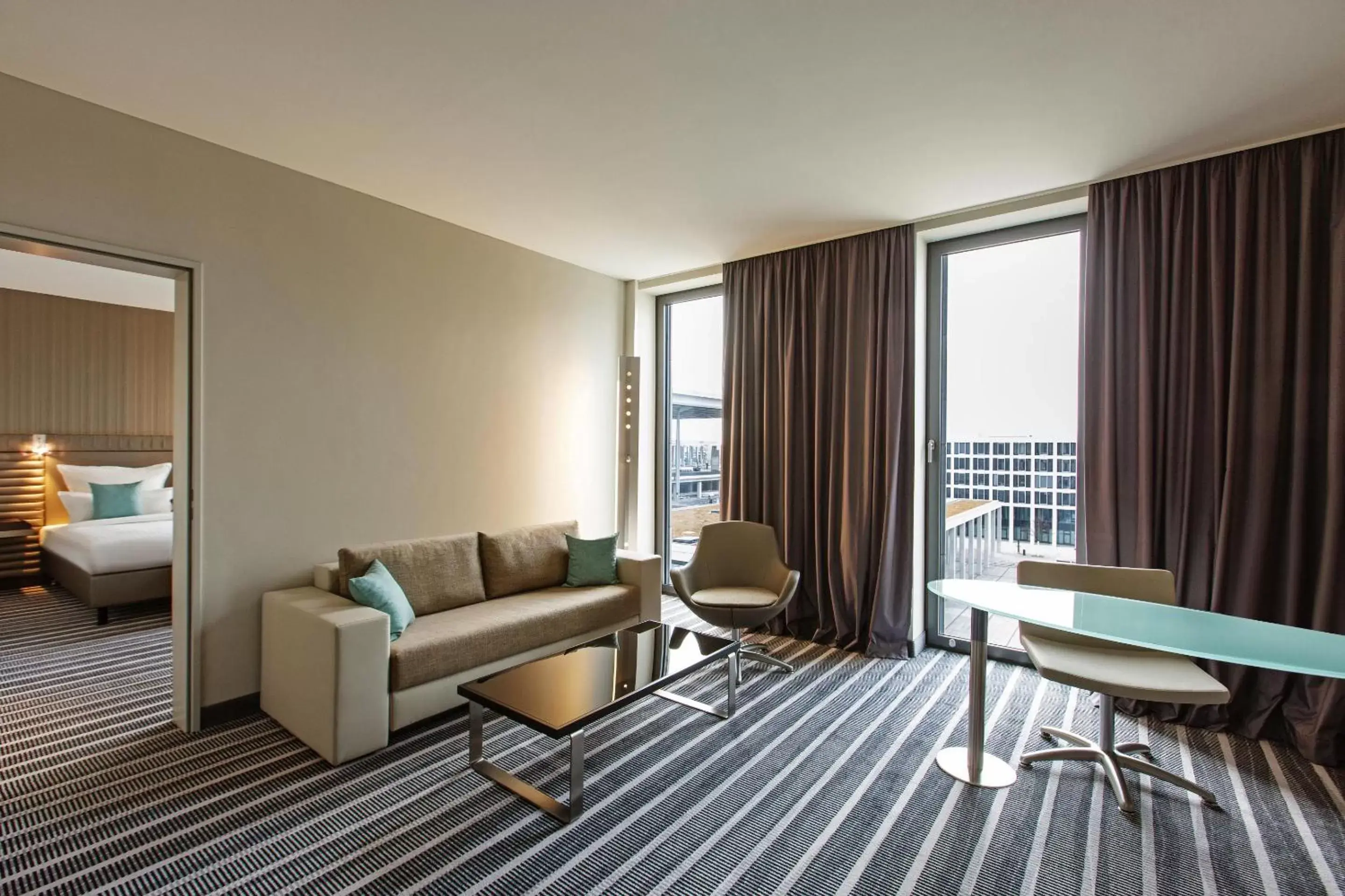 Living room, Seating Area in Steigenberger Airport Hotel Berlin