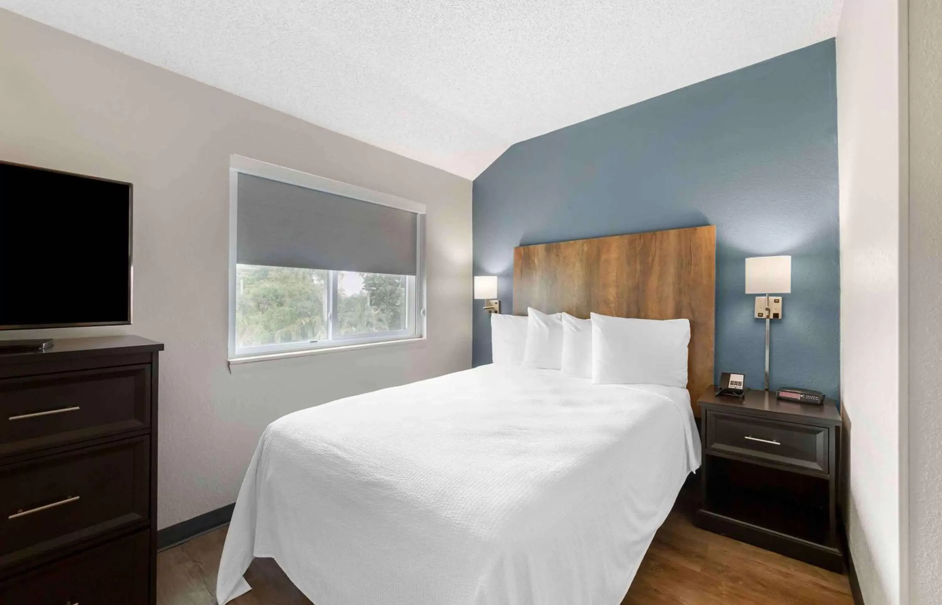 Queen studio with 1 Queen Bed - Disability Access/Non-Smoking in Extended Stay America Premier Suites - Miami - Airport - Miami Springs