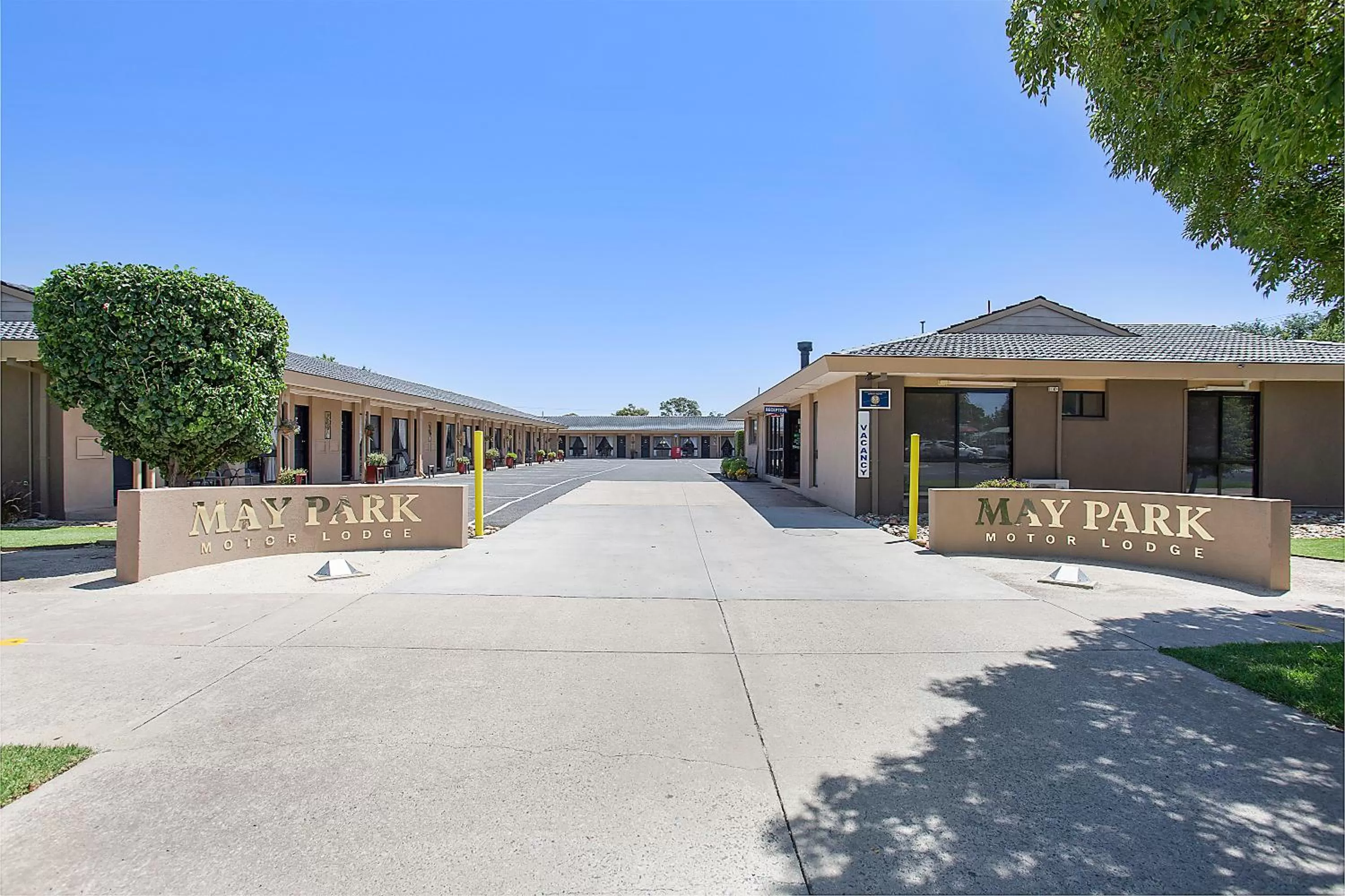 Facade/entrance in Comfort Inn May Park