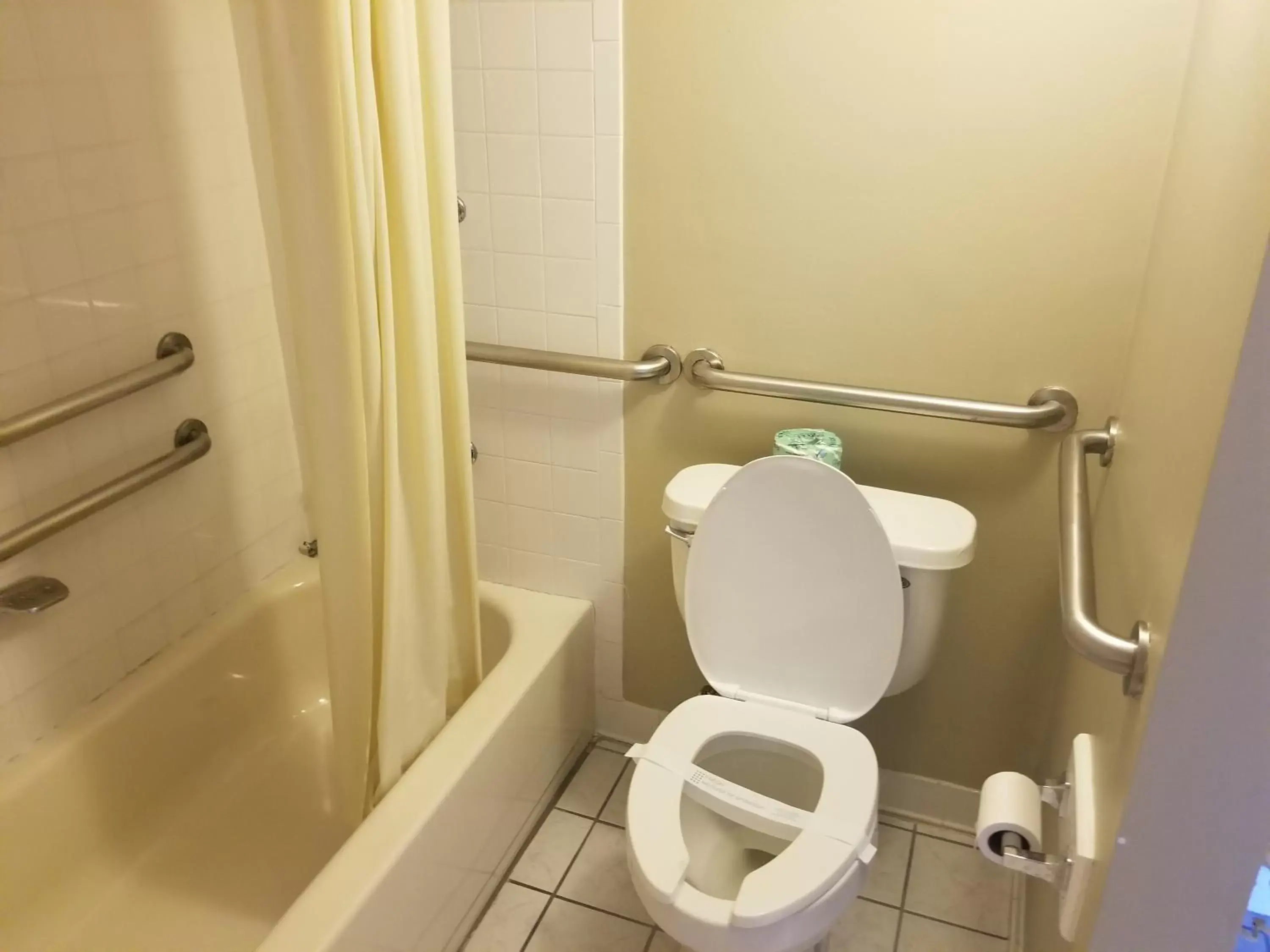 Toilet, Bathroom in Gulfcoast Inn Naples