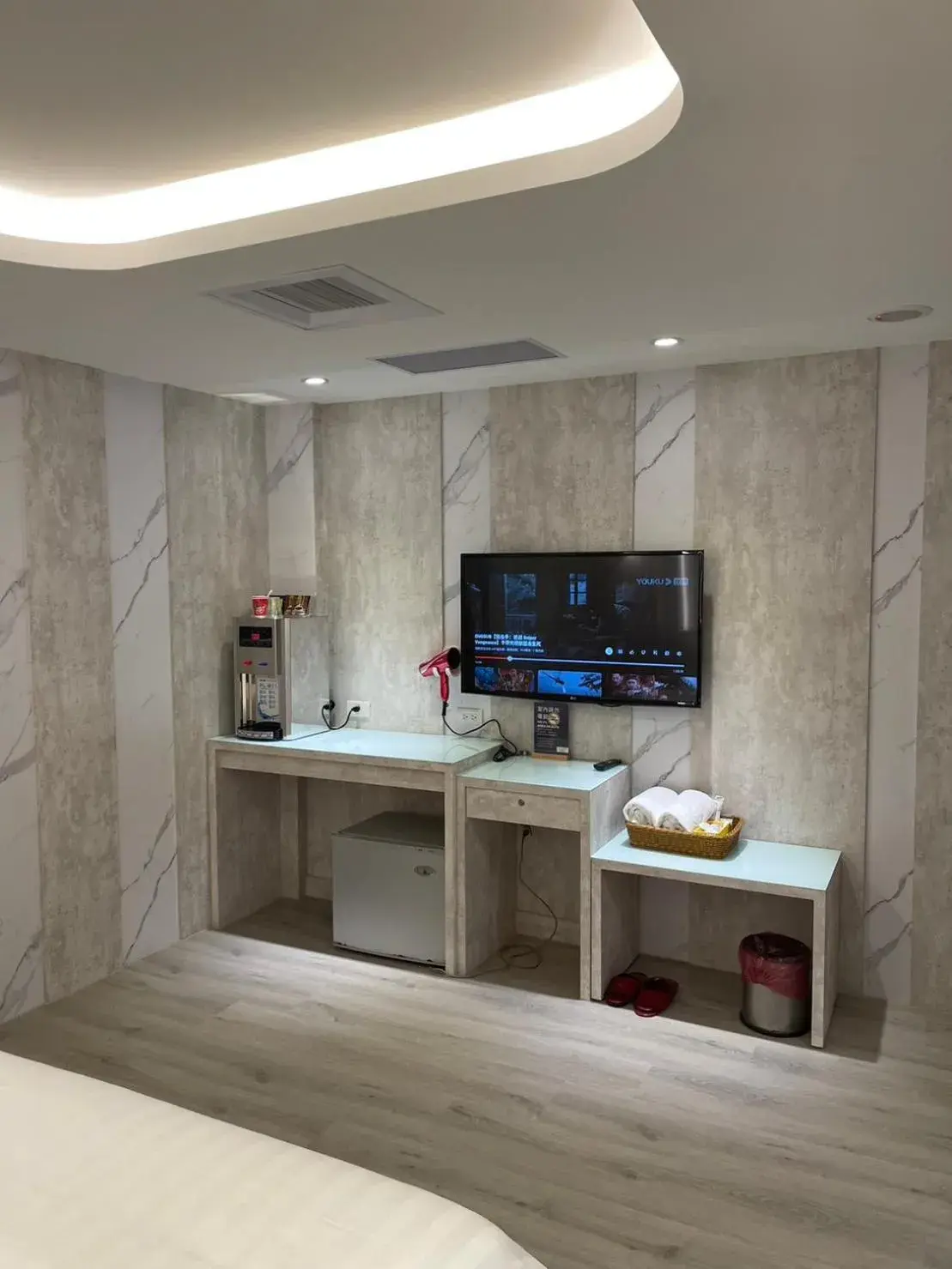 TV and multimedia, Kitchen/Kitchenette in Benz Hotel