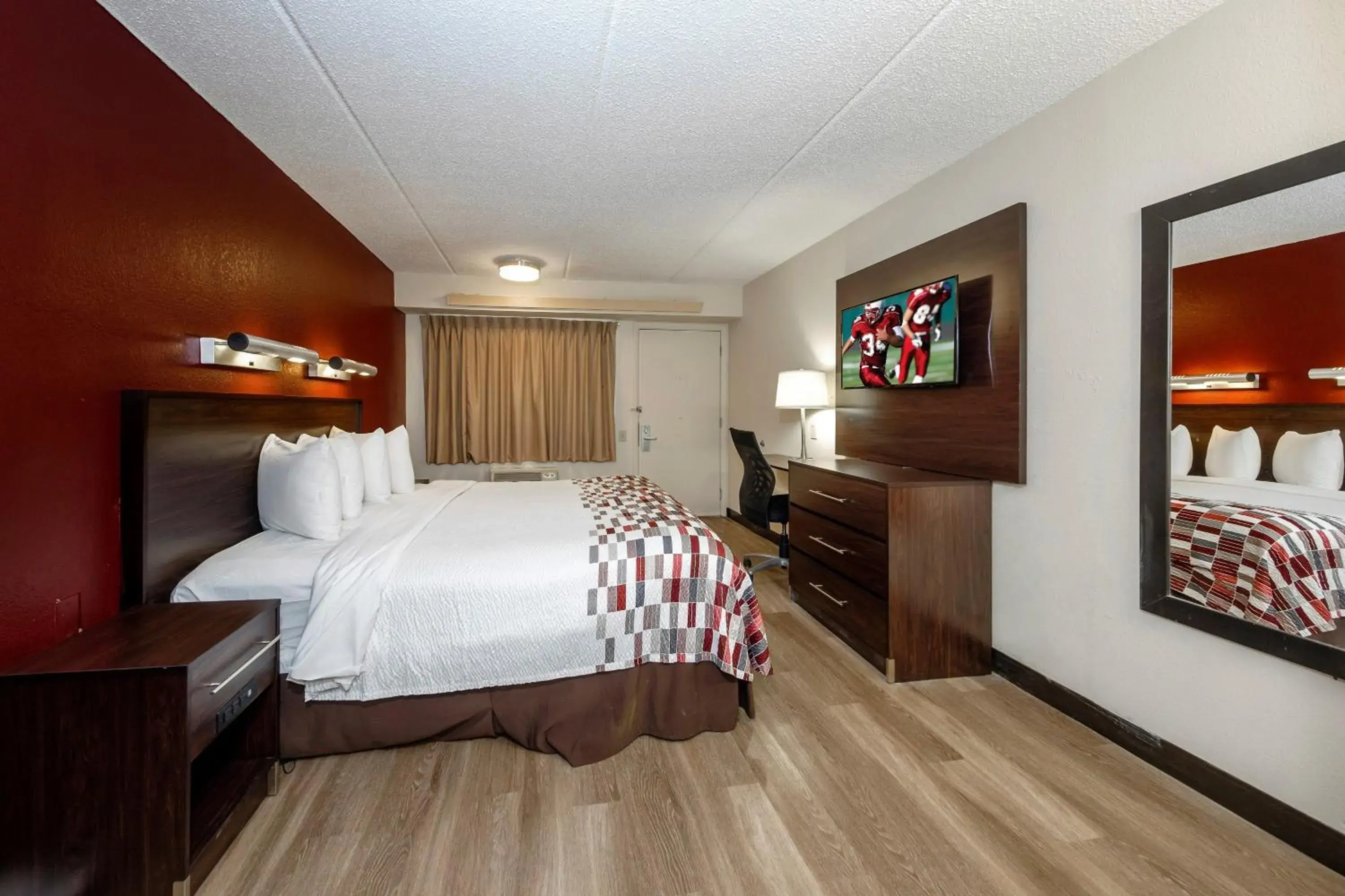 Photo of the whole room, Bed in Red Roof Inn Tampa - Brandon