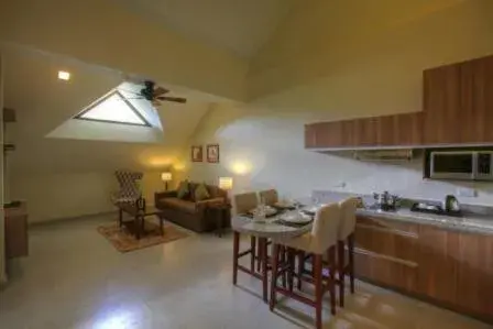 Day, Kitchen/Kitchenette in Azalea Hotels & Residences Baguio