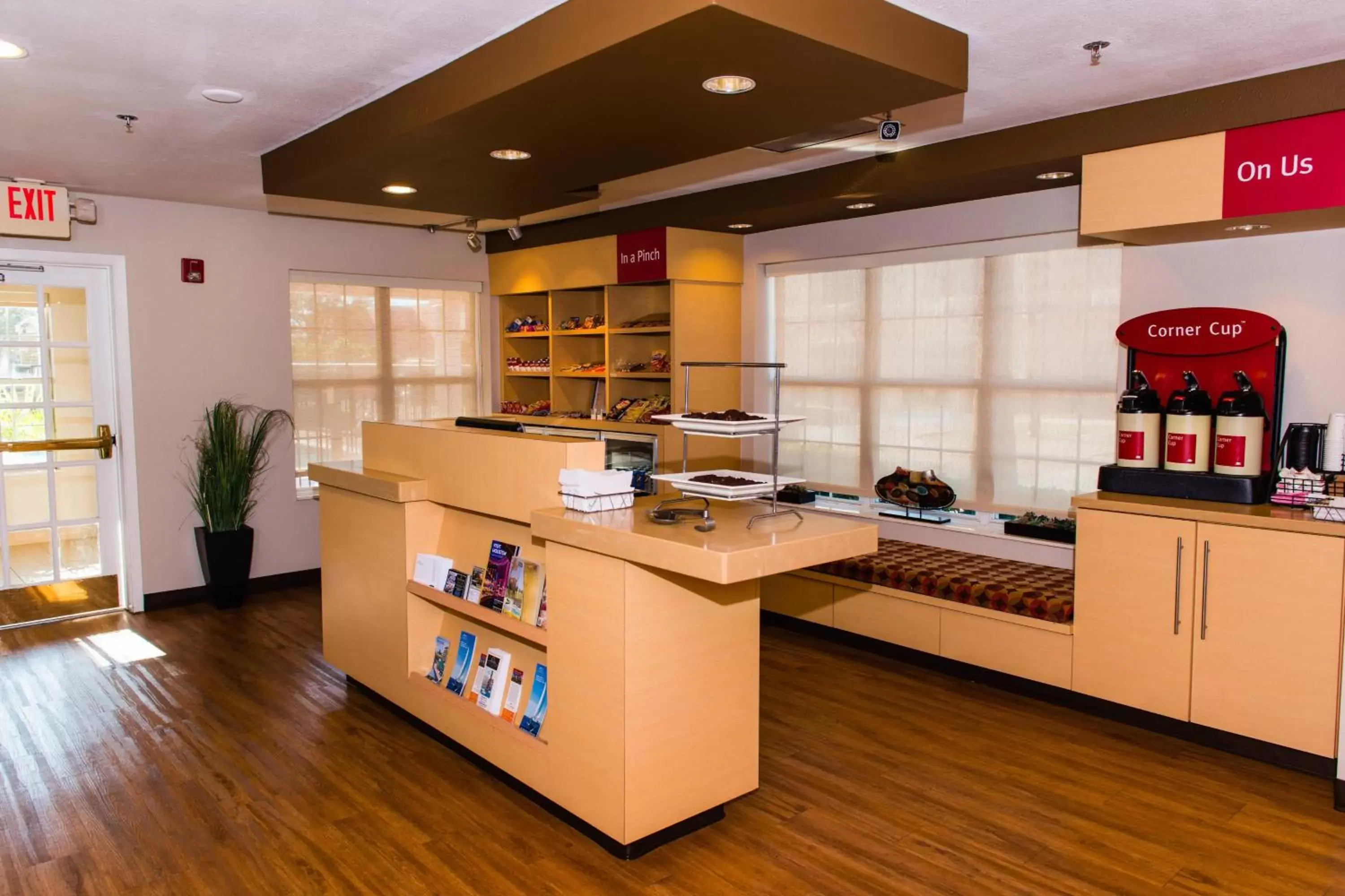 Lobby or reception, Kitchen/Kitchenette in TownePlace Suites by Marriott Houston NASA/Clear Lake