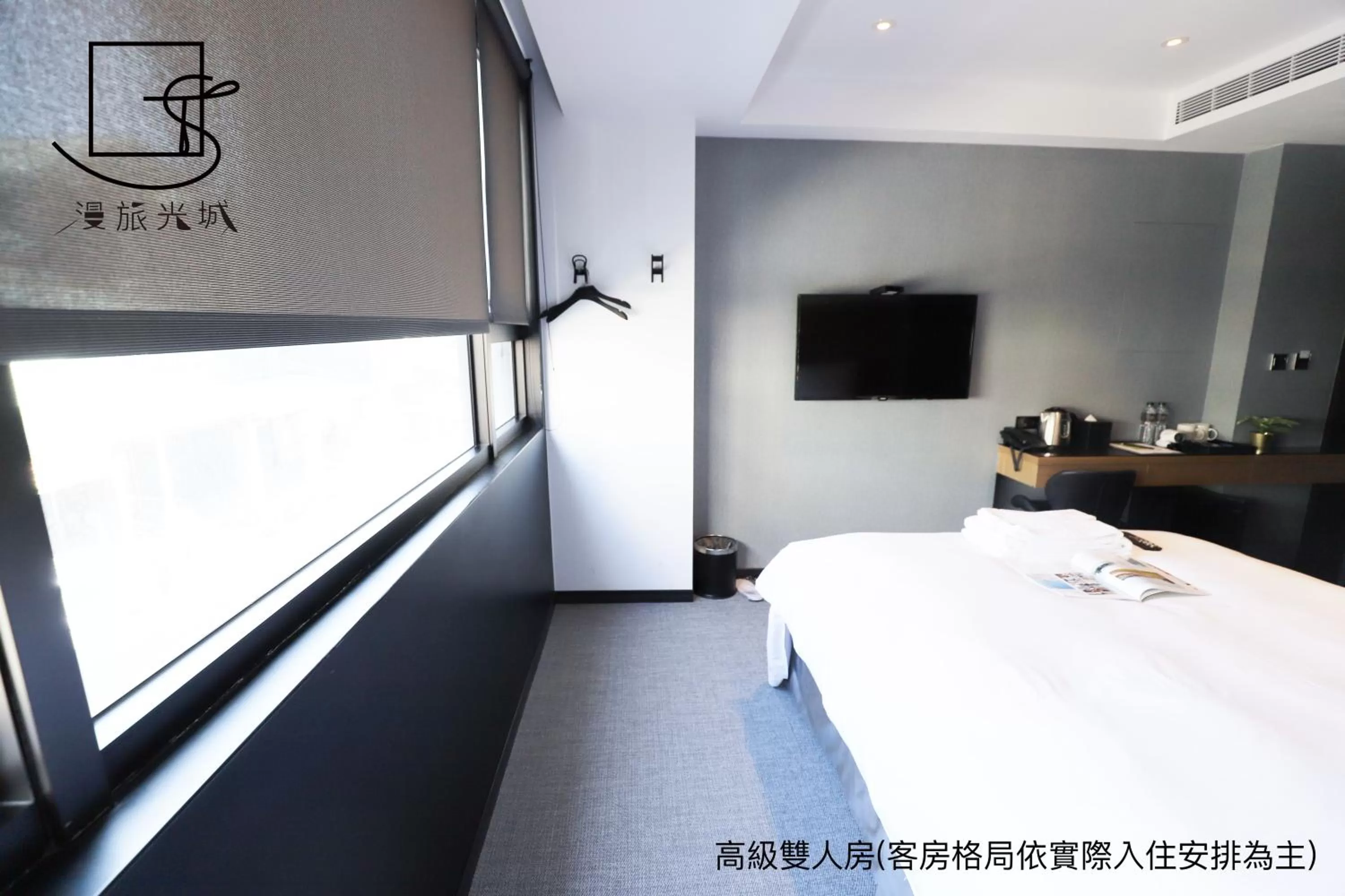 Photo of the whole room, Bed in Slow Town Hotel-Glowing