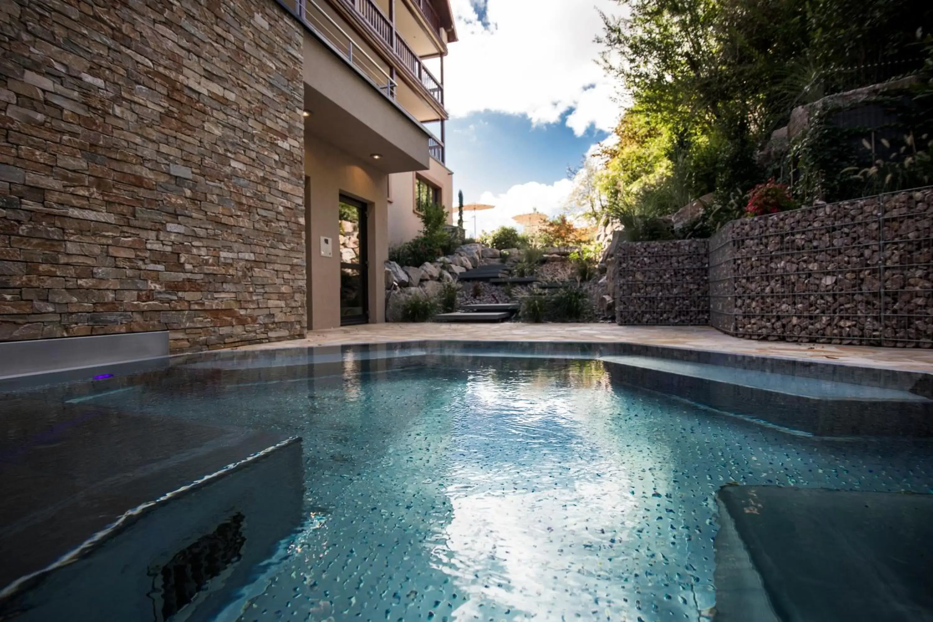 Hot Tub, Swimming Pool in Hostellerie Des Châteaux & Spa