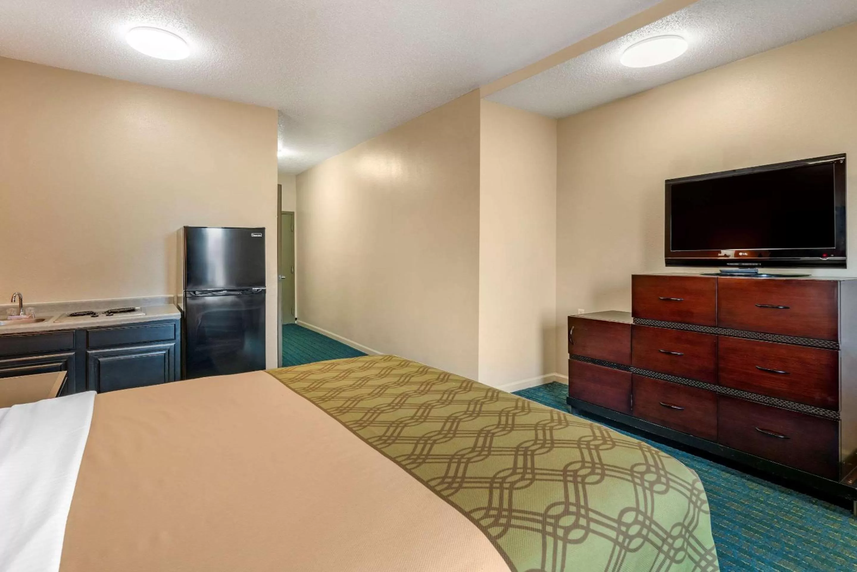 Photo of the whole room, Bed in Econo Lodge Inn & Suites Granite City - St Louis