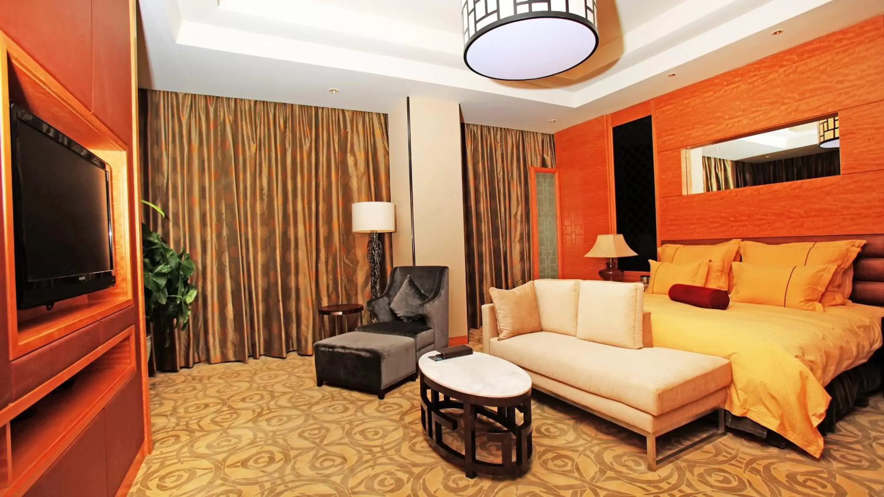Bedroom, TV/Entertainment Center in Holiday Inn Tianjin Riverside, an IHG Hotel