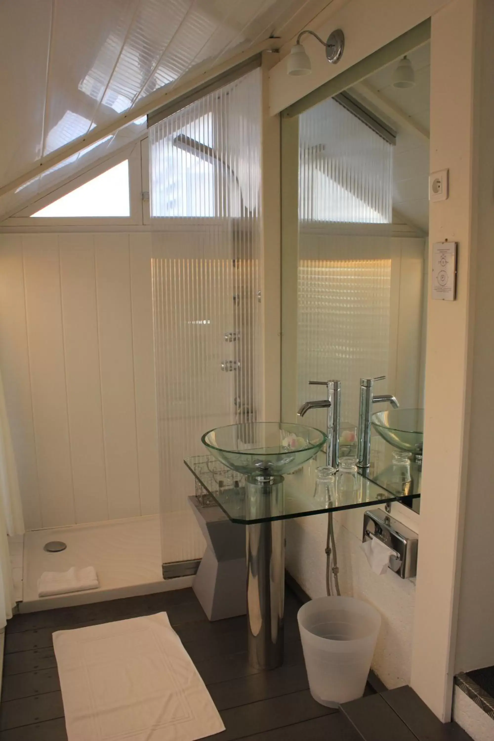 Shower, Bathroom in Hotel de Charme Le Sud Bretagne