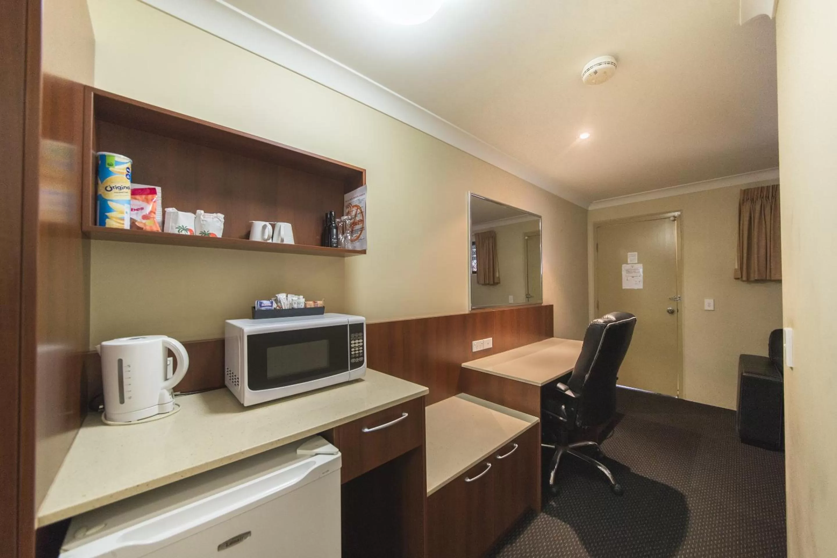 Coffee/tea facilities in Rocky Resort Motor Inn