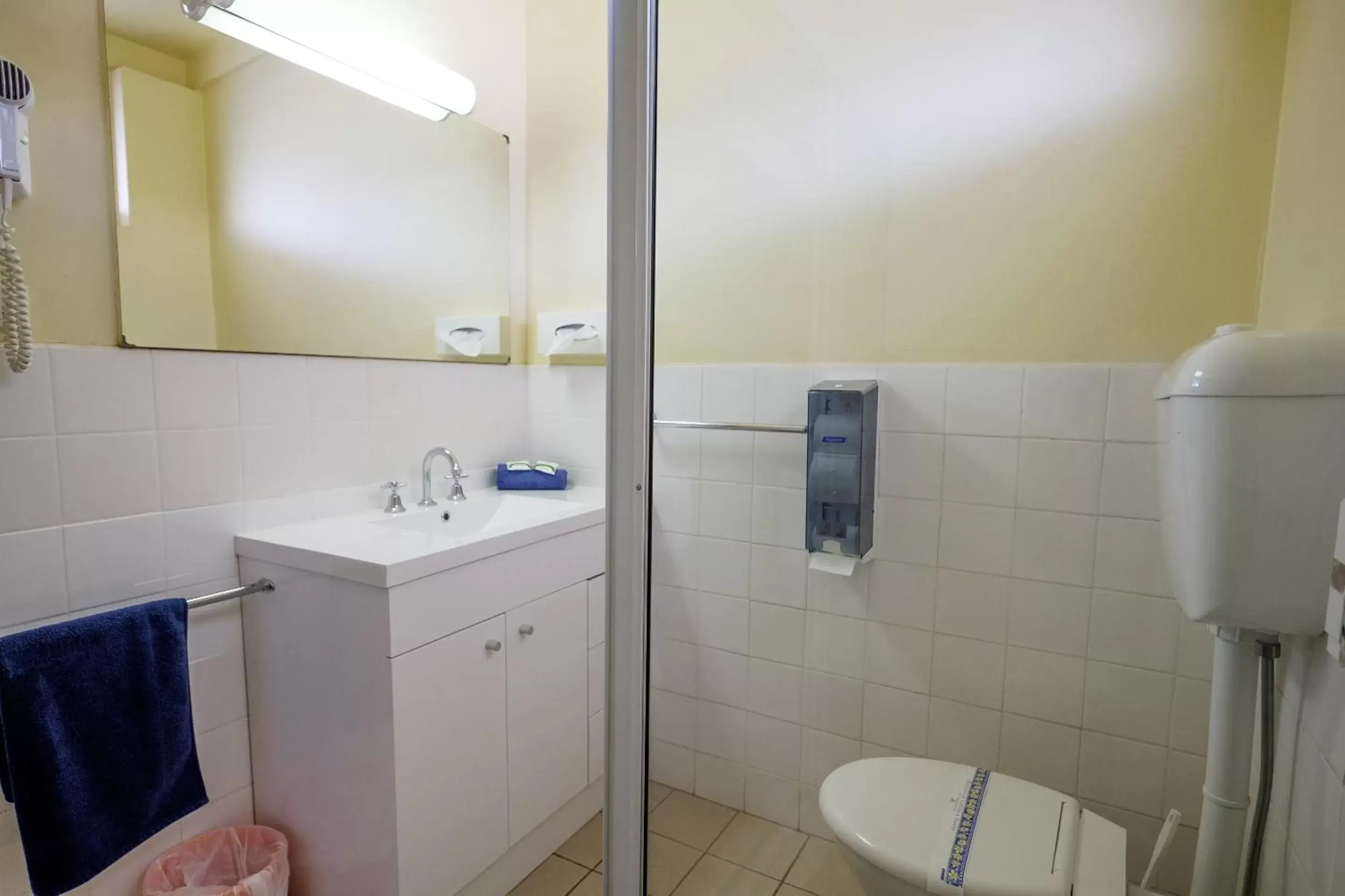 Bathroom in Pioneer Station Motor Inn