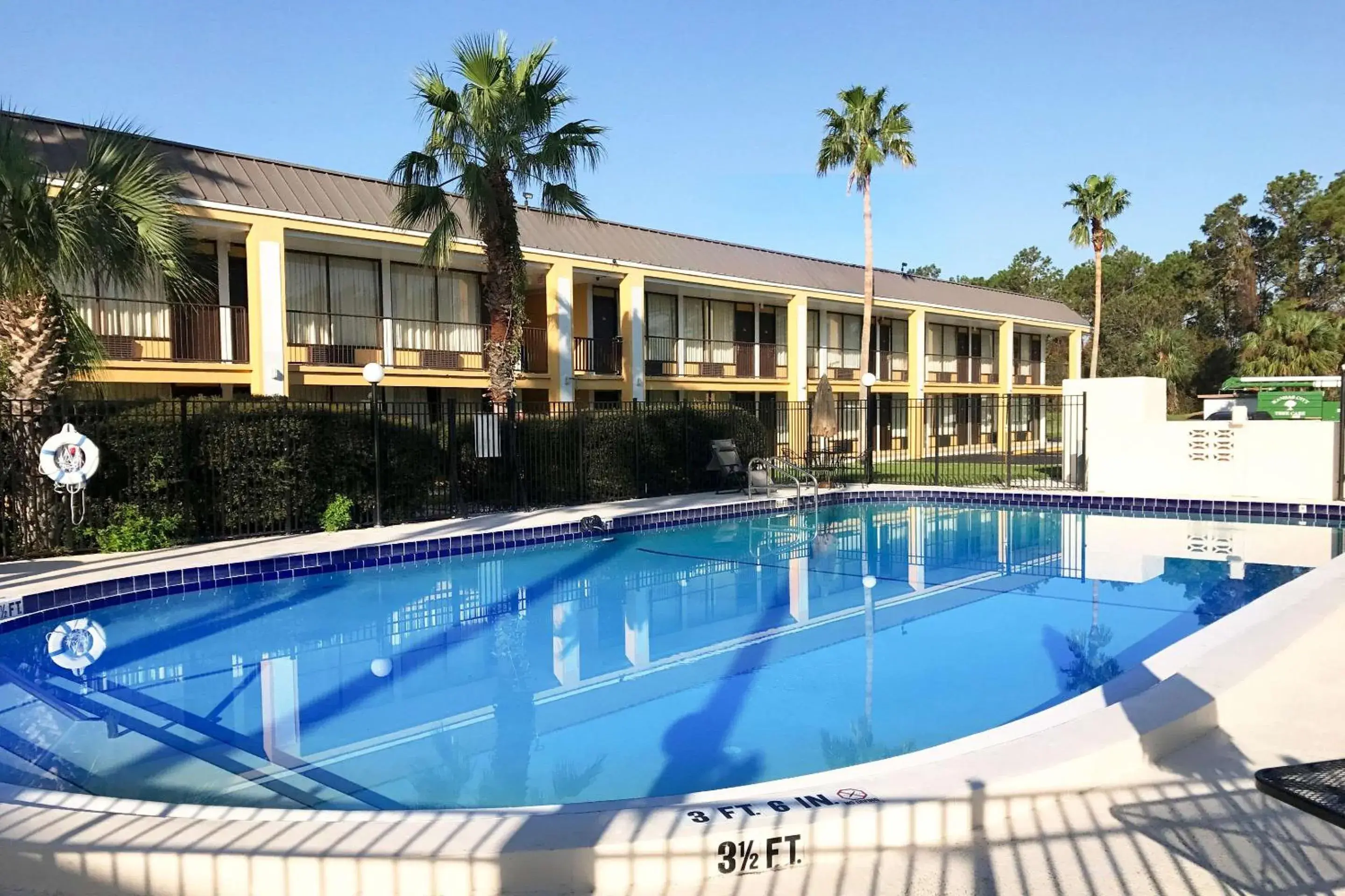 Swimming pool, Property Building in Econo Lodge Ormond Beach