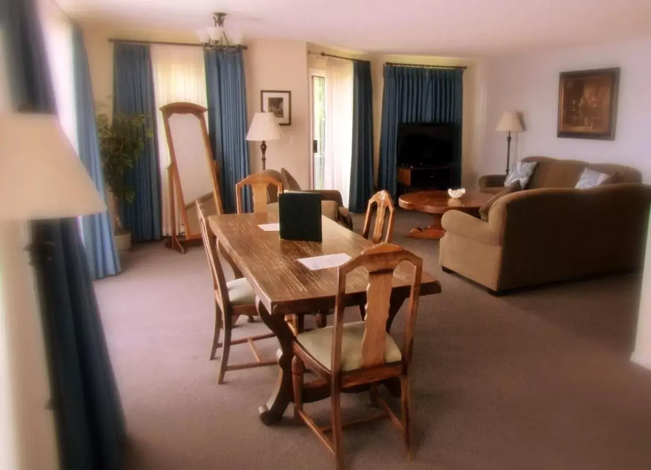 Dining Area in Heron's Landing Hotel