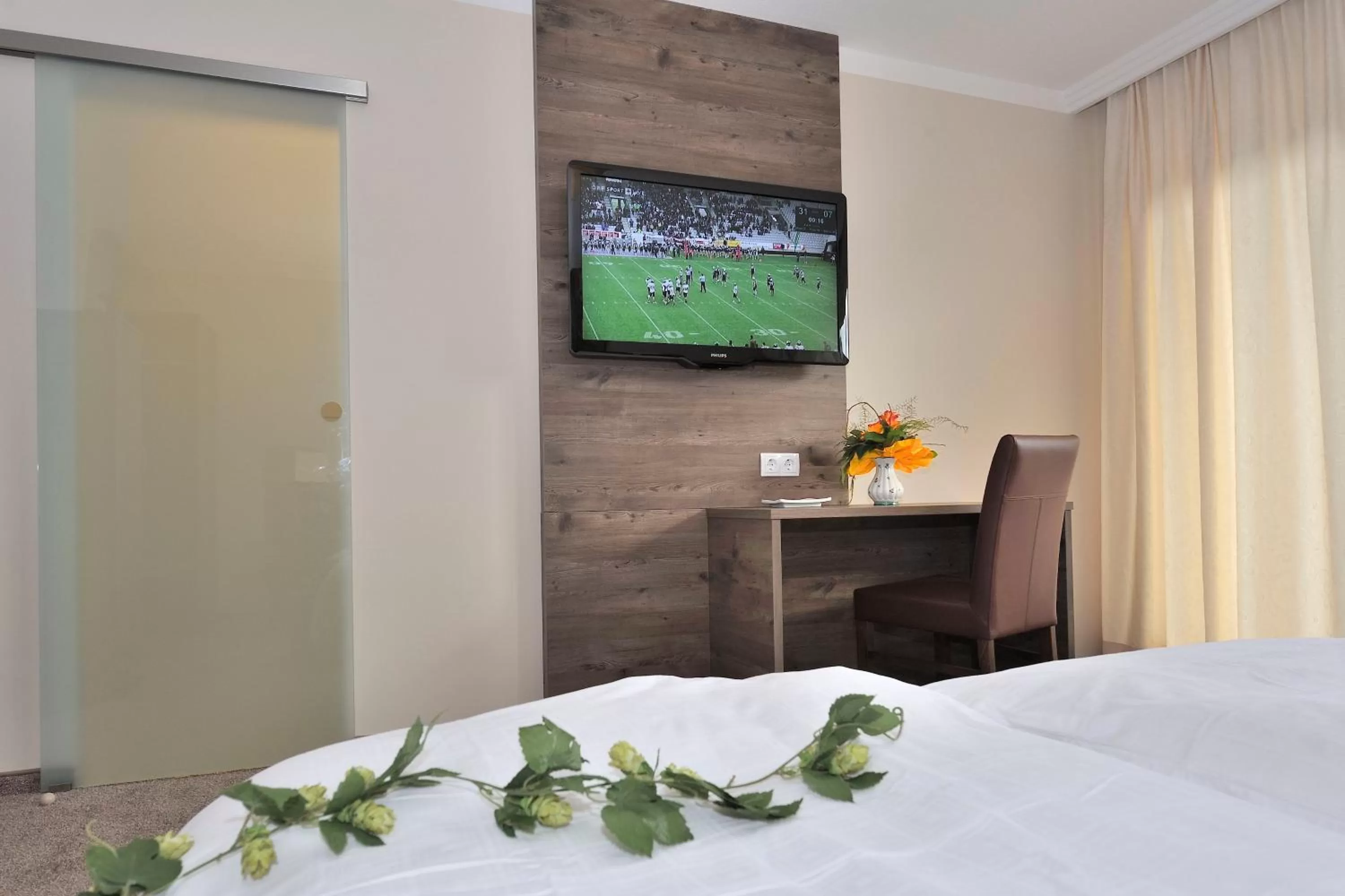 Photo of the whole room, TV/Entertainment Center in Biergasthaus Schiffner