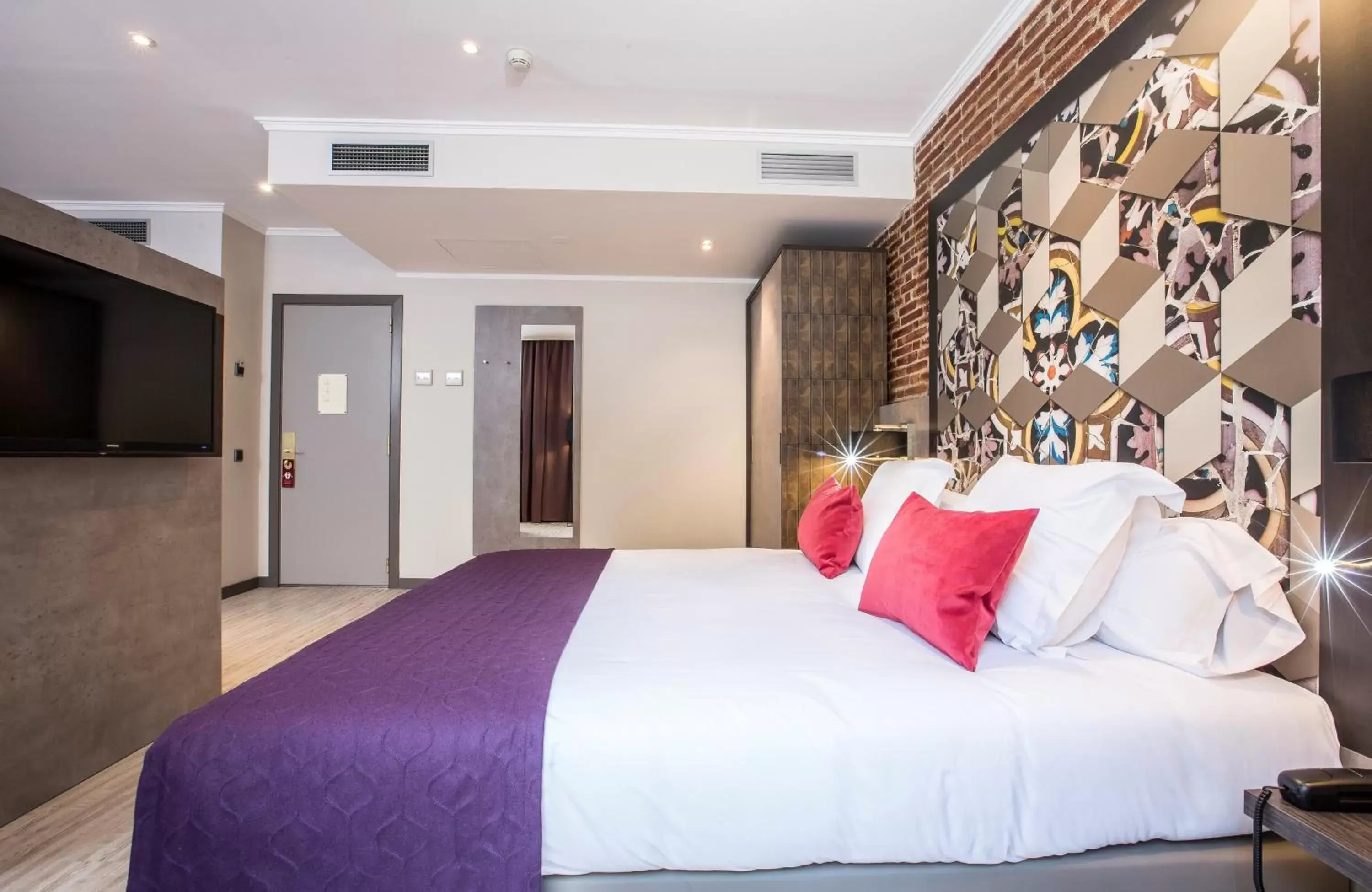 Photo of the whole room, Bed in Leonardo Hotel Barcelona Las Ramblas