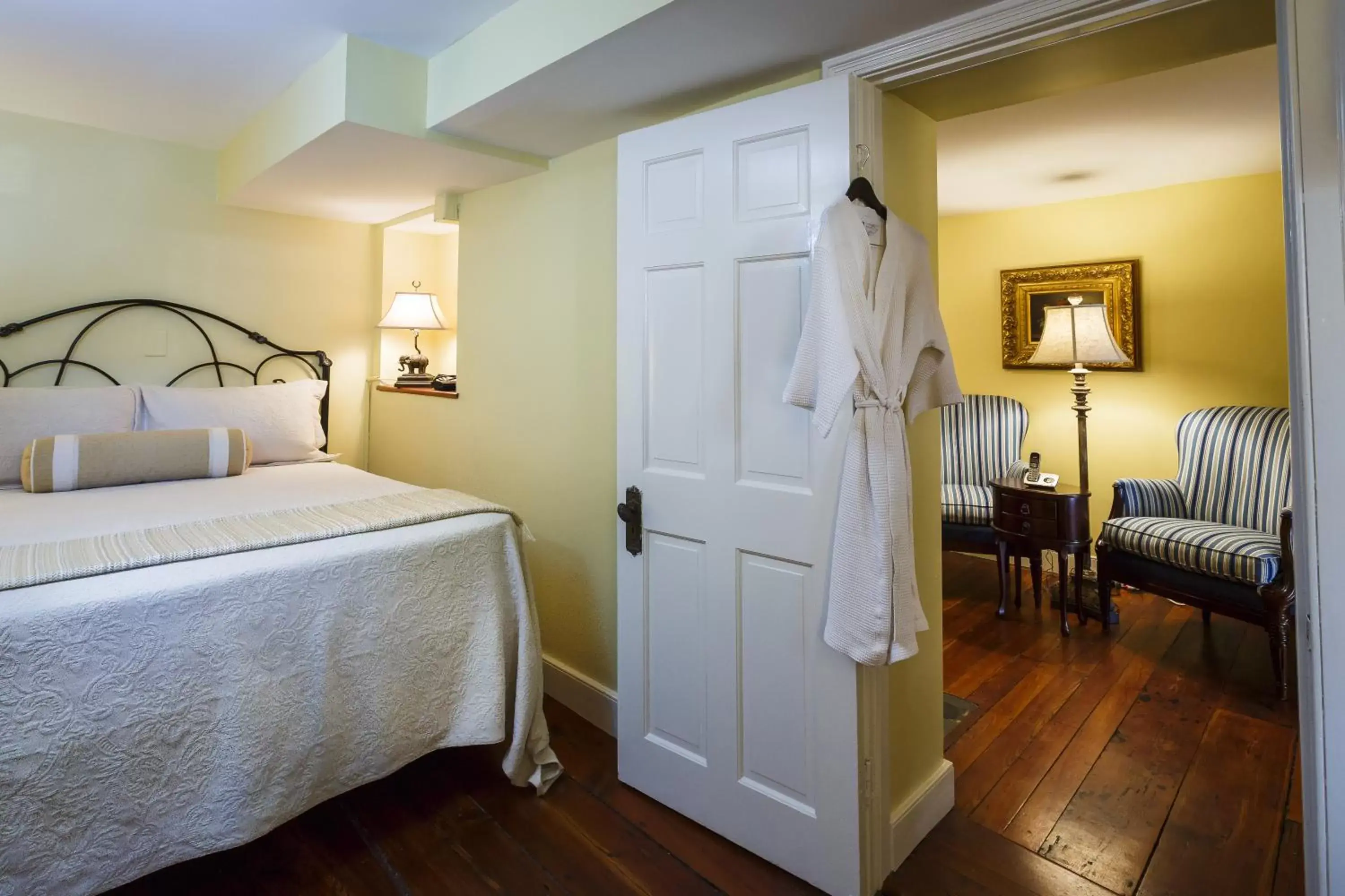 Photo of the whole room, Bed in Eliza Thompson House, Historic Inns of Savannah Collection