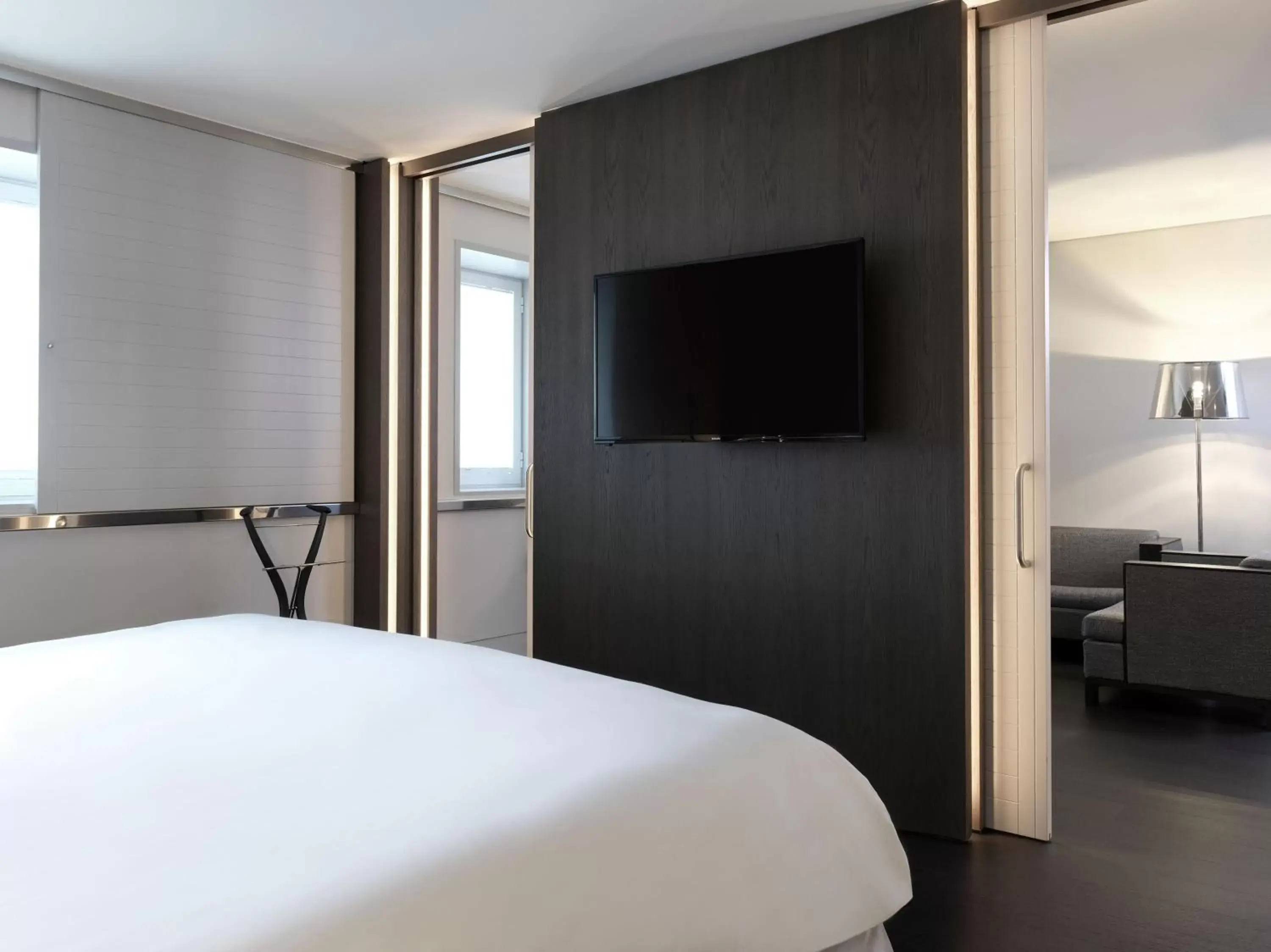 Bed, TV/Entertainment Center in Sofitel Athens Airport