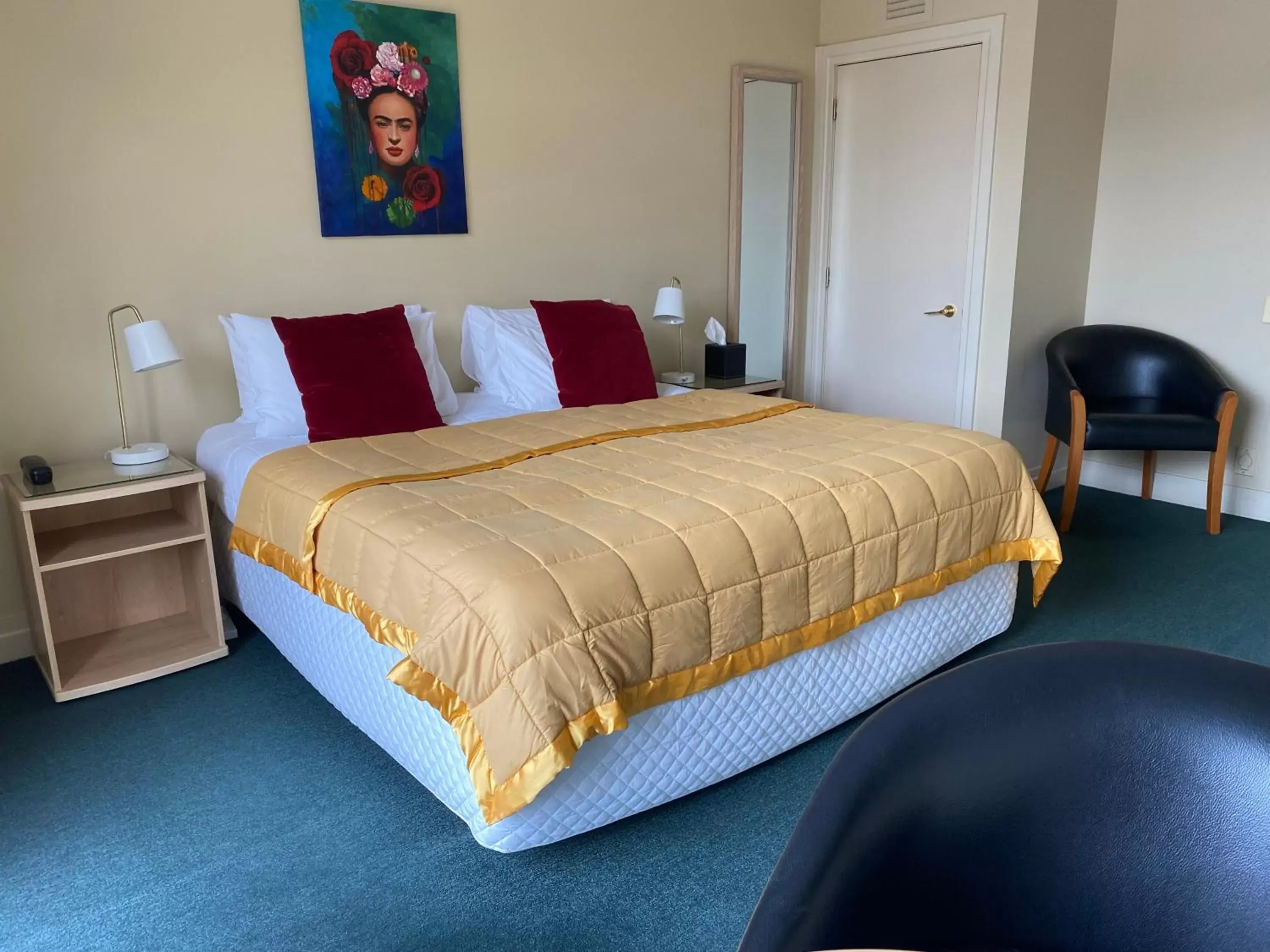 Bed in Motel On York Bed in Motel On York