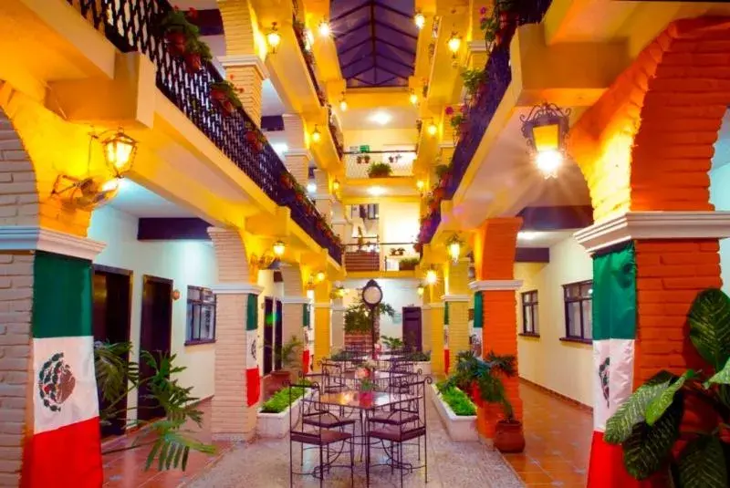 Restaurant/Places to Eat in Hotel del Carmen