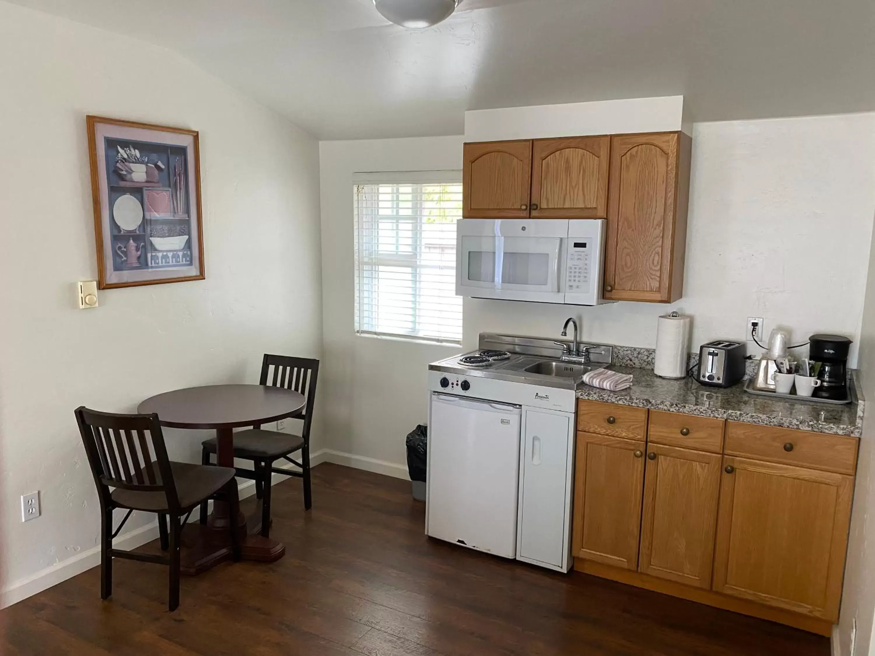 Kitchen or kitchenette, Kitchen/Kitchenette in Bide-A-Wee Inn and Cottages