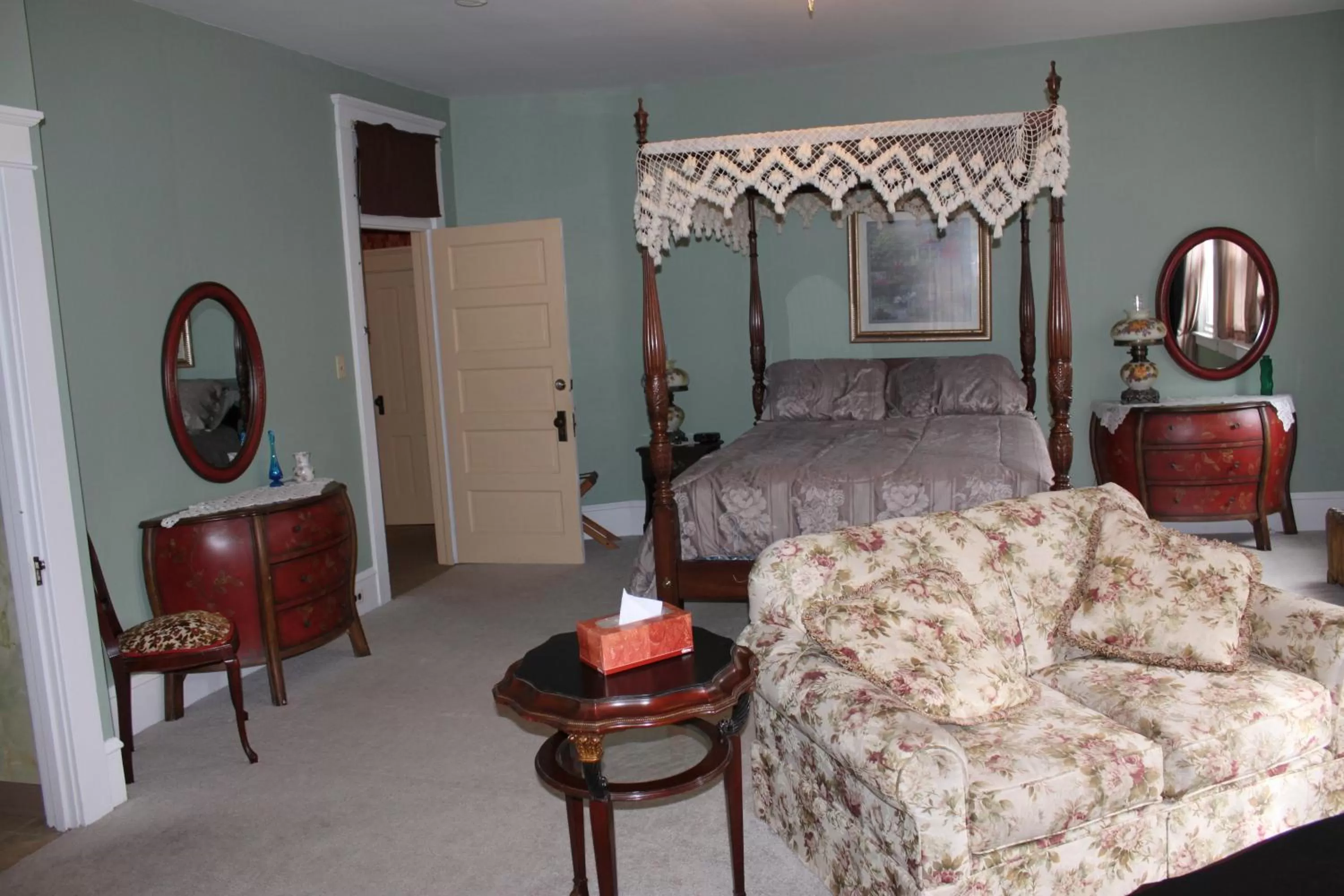 Bedroom, Bed in Victorian Charm Inn