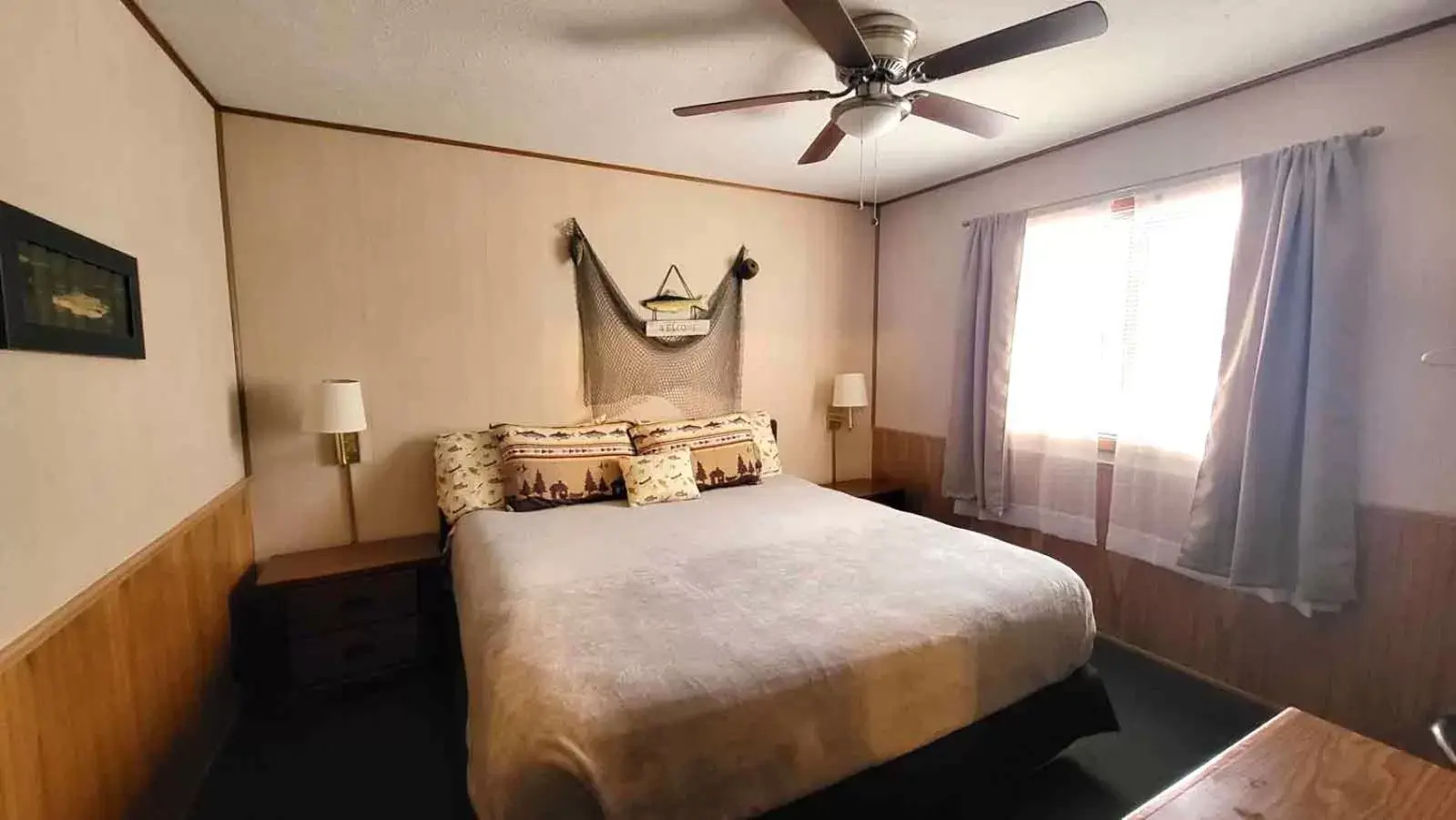 Bedroom, Bed in Hunter's Friend Resort Near Table Rock Lake