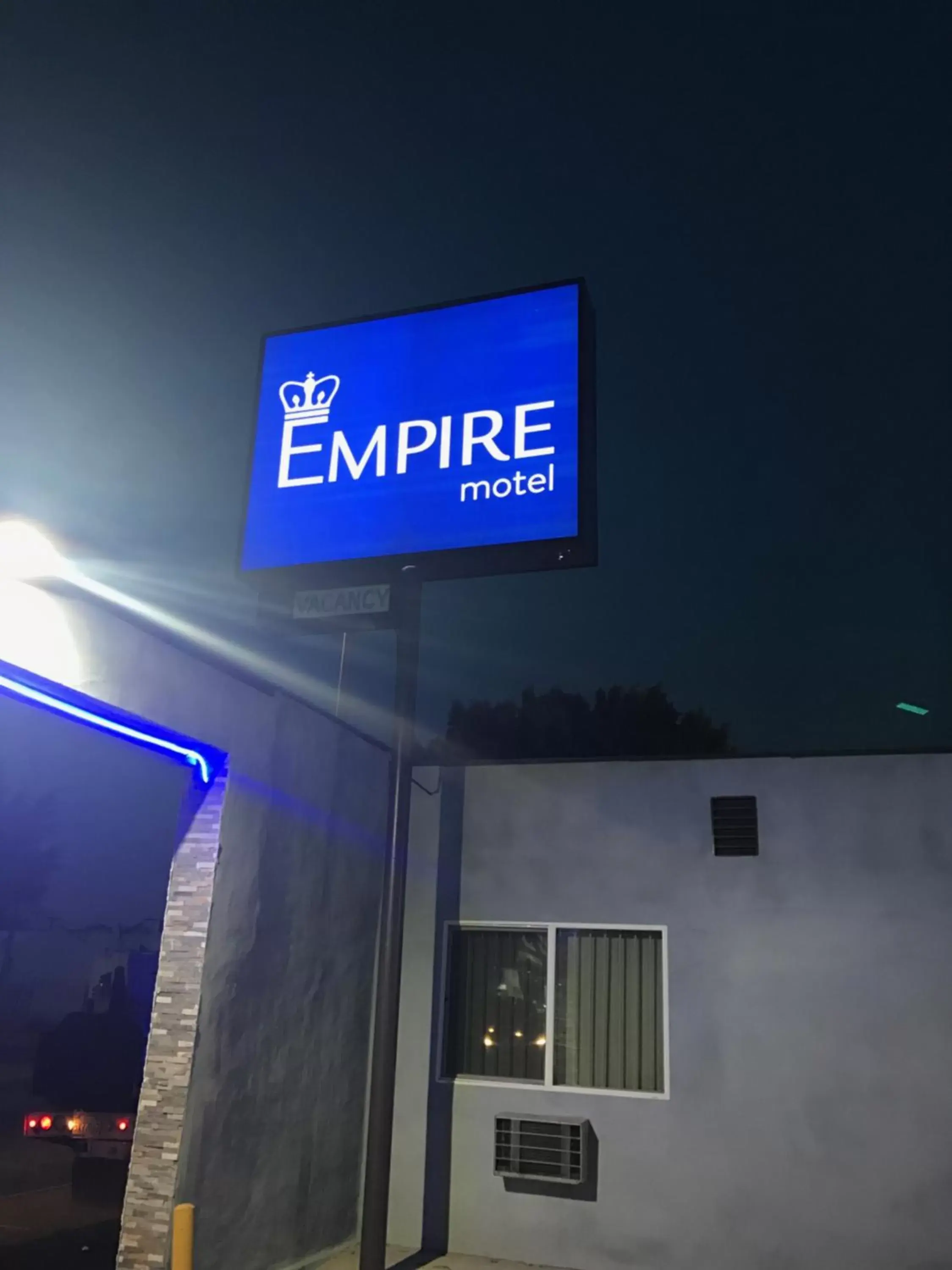 Facade/entrance in Empire Inn