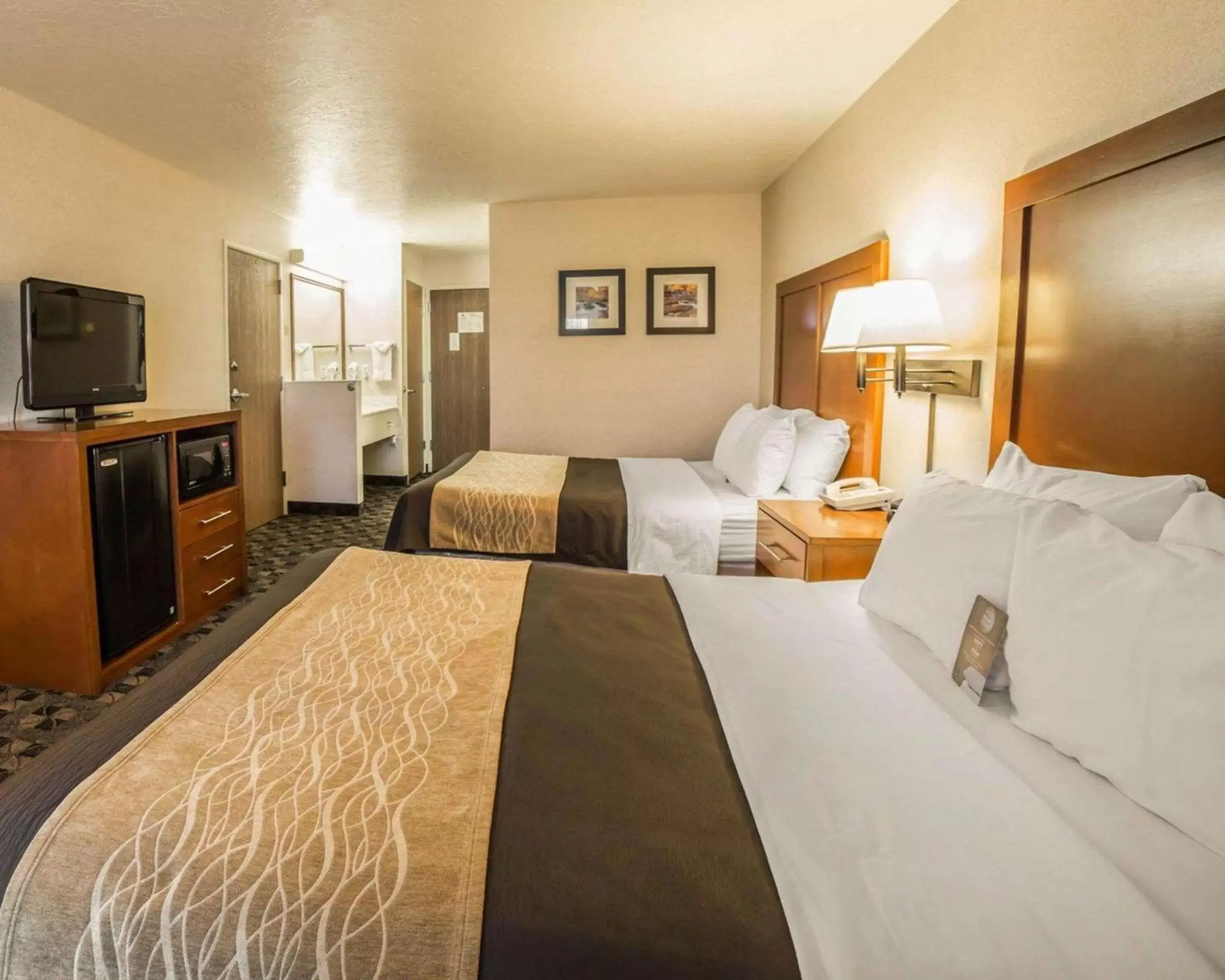 Photo of the whole room, Bed in Comfort Inn & Suites Beaver - Interstate 15 North