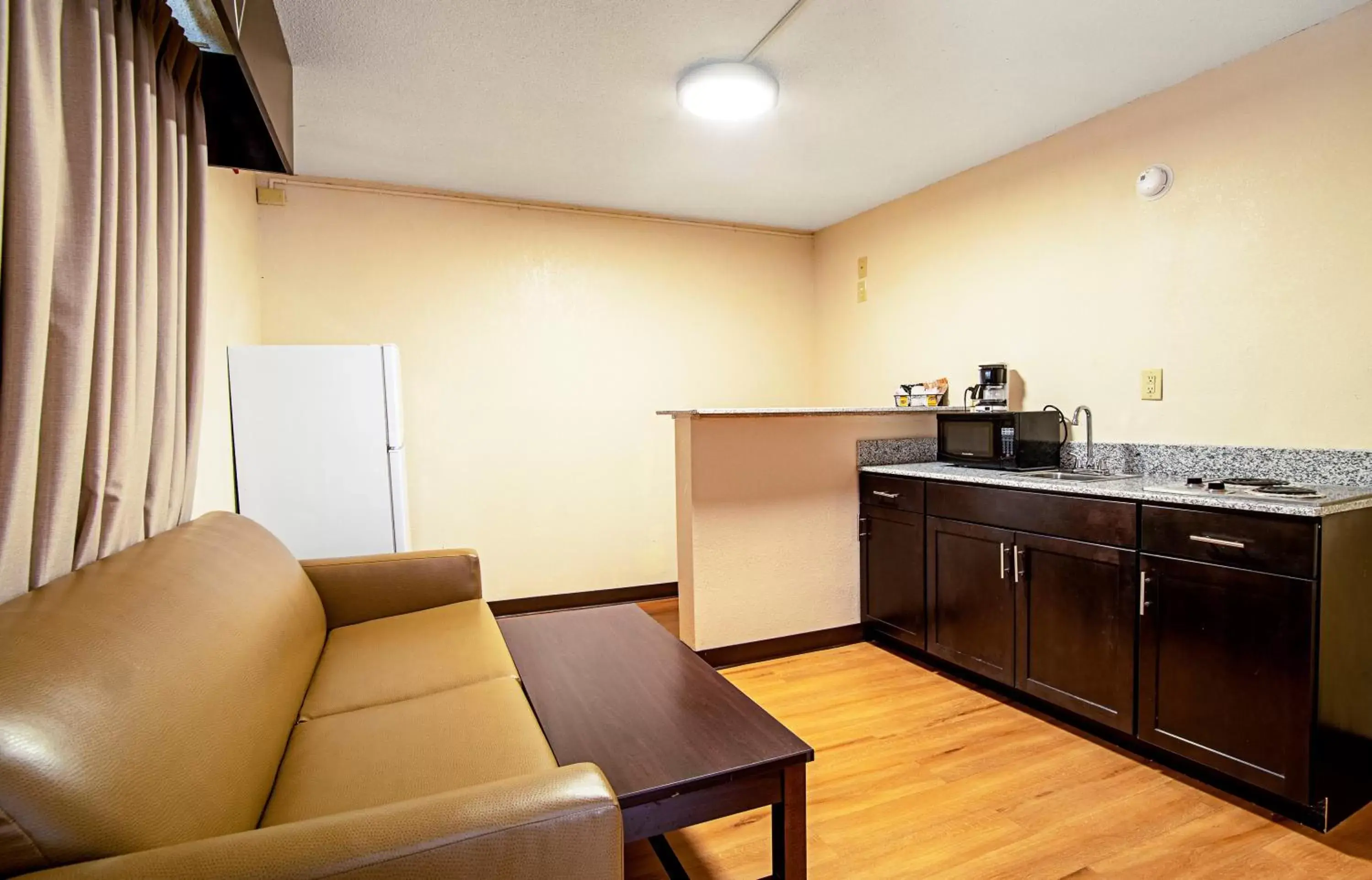 Bedroom, Kitchen/Kitchenette in Red Roof Inn & Suites Greenwood, SC