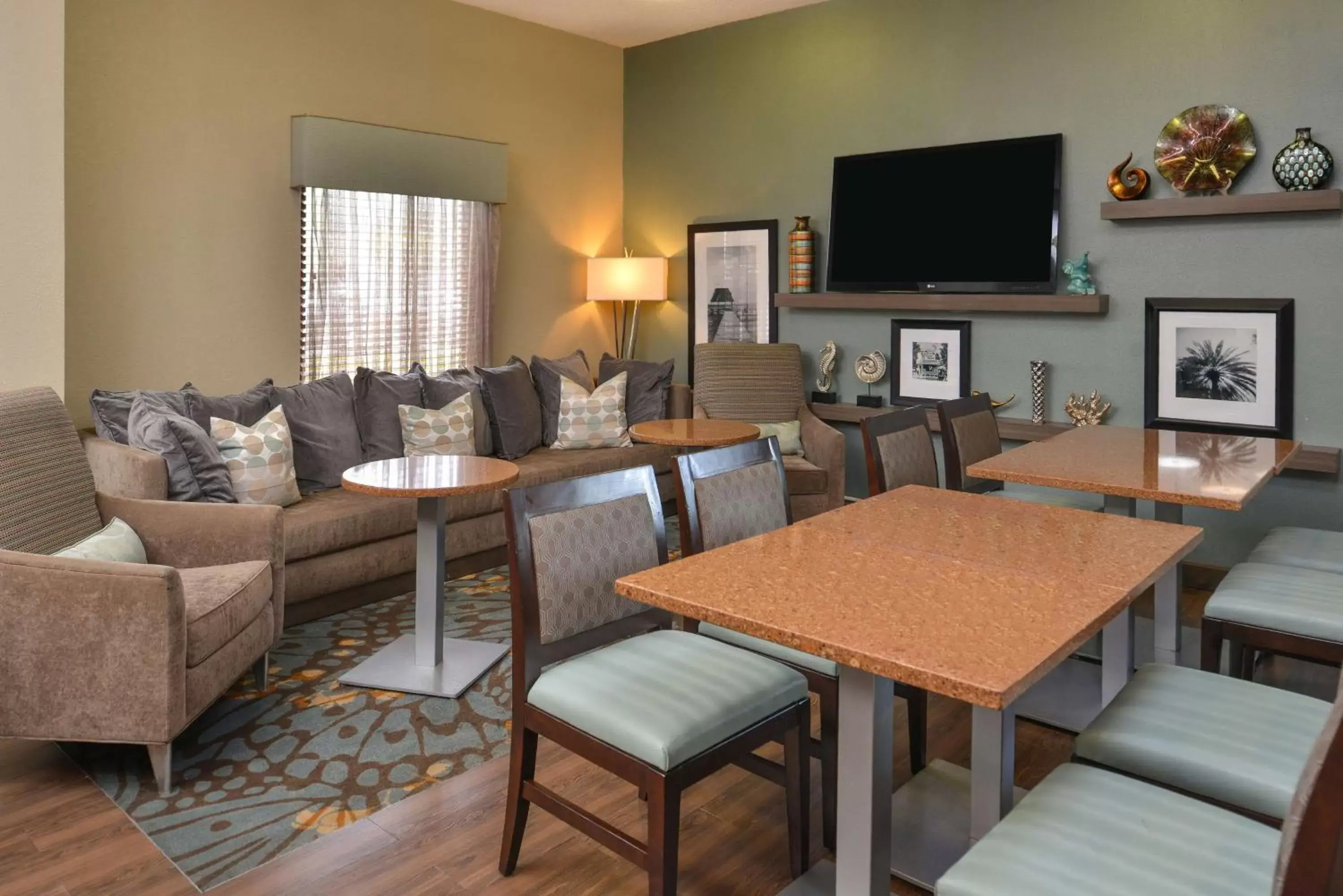 Restaurant/places to eat, Seating Area in Hampton Inn Closest to Universal Orlando
