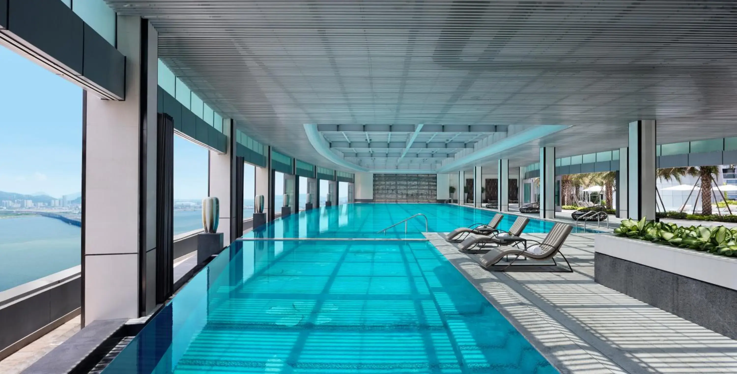 Swimming Pool in JW Marriott Hotel Shenzhen Bao'an International Airport