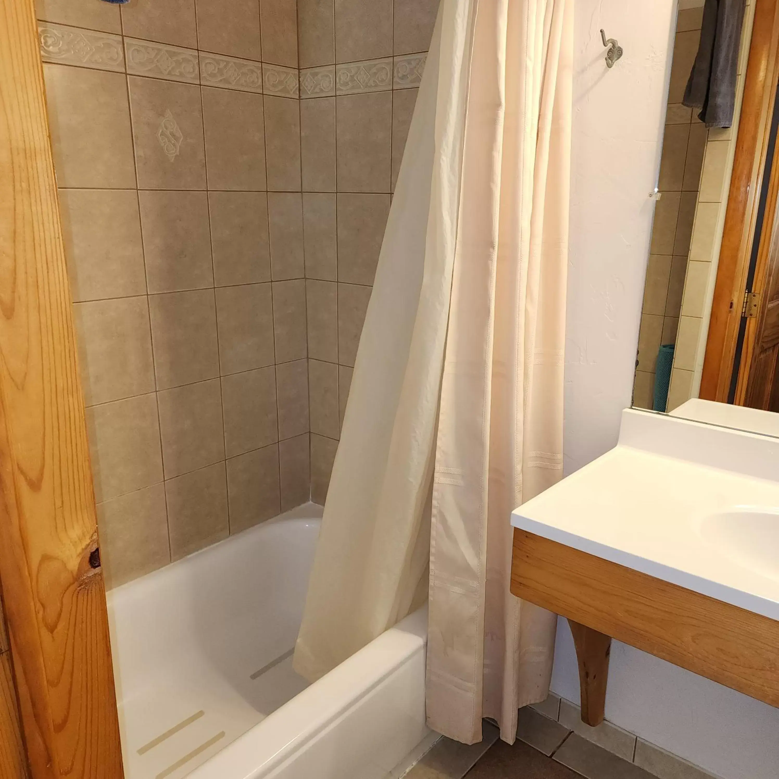 Bath, Bathroom in Canyon Motel