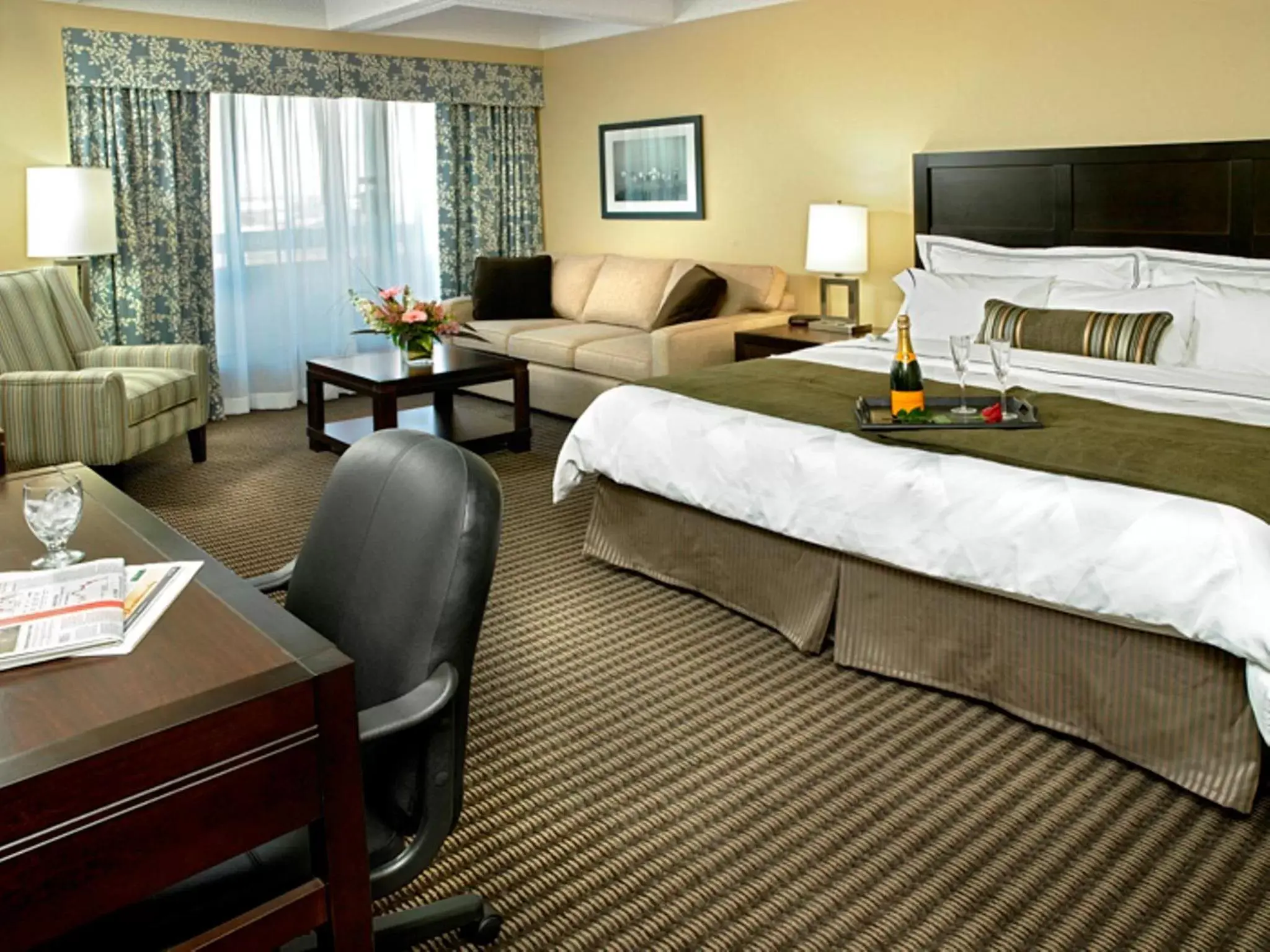 Bed in Wyndham Edmonton Hotel and Conference Centre