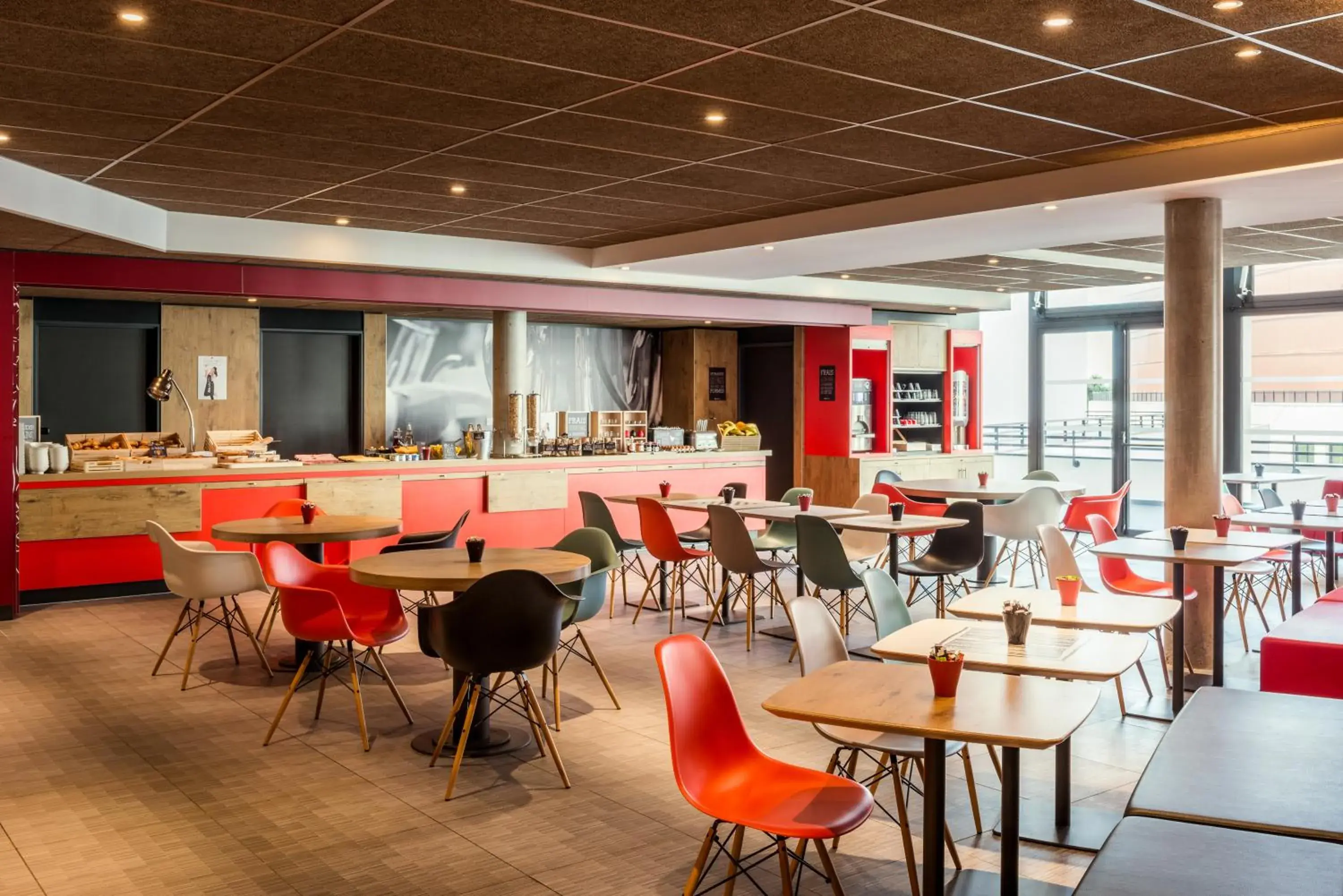 Buffet breakfast, Restaurant/Places to Eat in ibis Saint Quentin en Yvelines - Velodrome