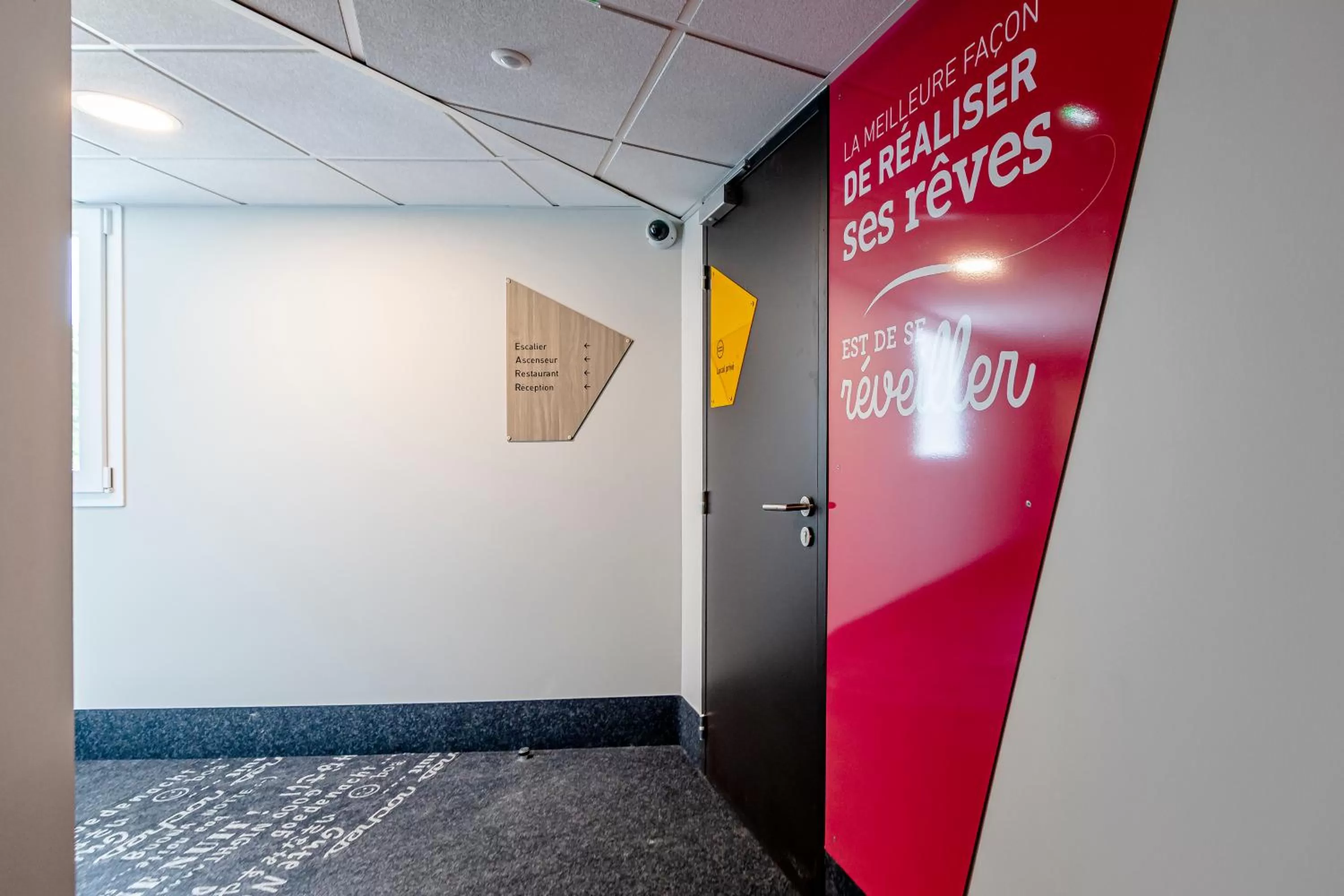 Decorative detail in B&B HOTEL Bordeaux Le Haillan 3 étoiles