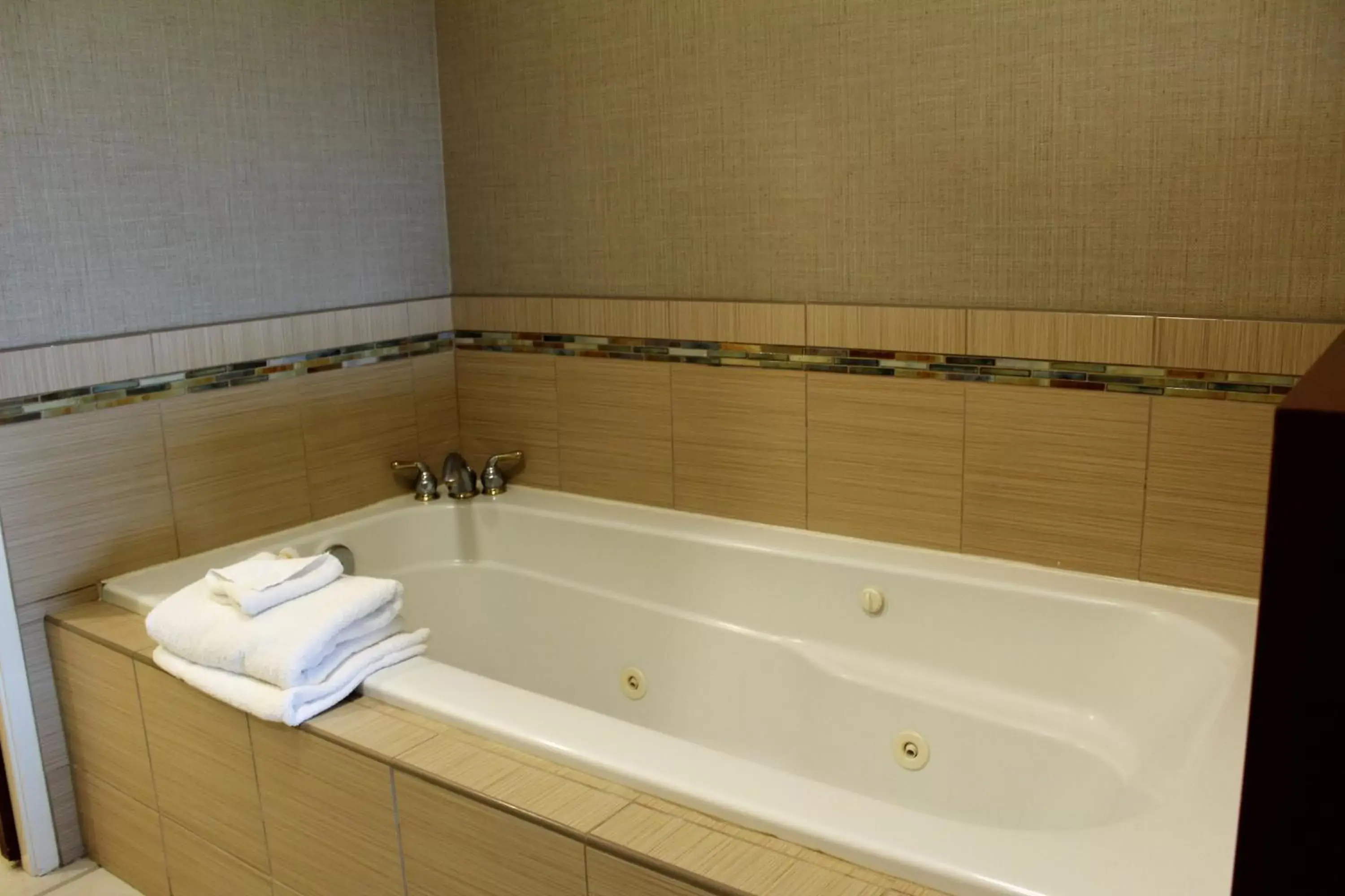 Hot Tub, Bathroom in Medallion Inn and Suites