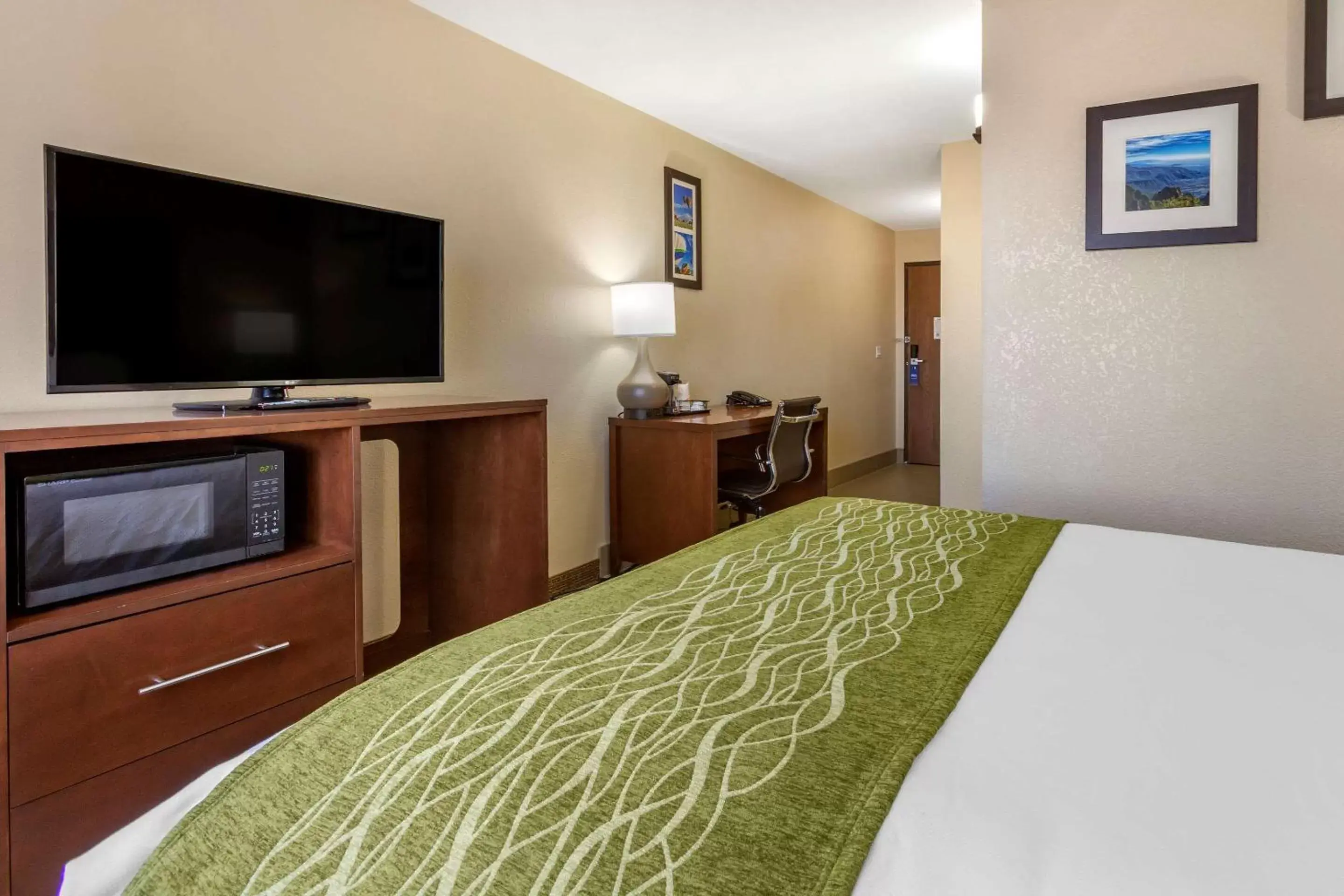 Photo of the whole room, TV/Entertainment Center in Comfort Inn & Suites Alameda at Albuquerque Balloon Fiesta Park