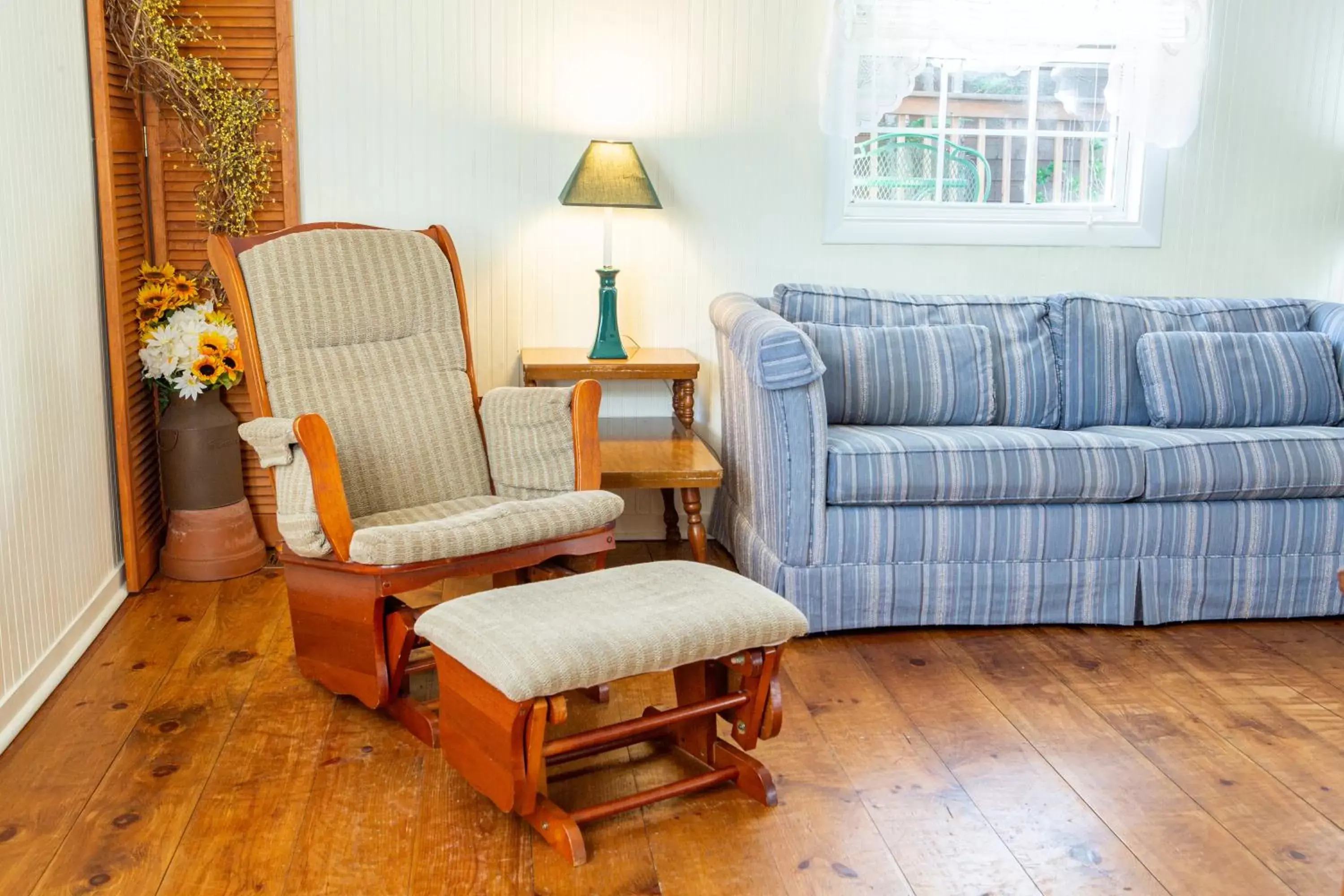 Bed, Seating Area in The Chimney Rock Inn & Cottages