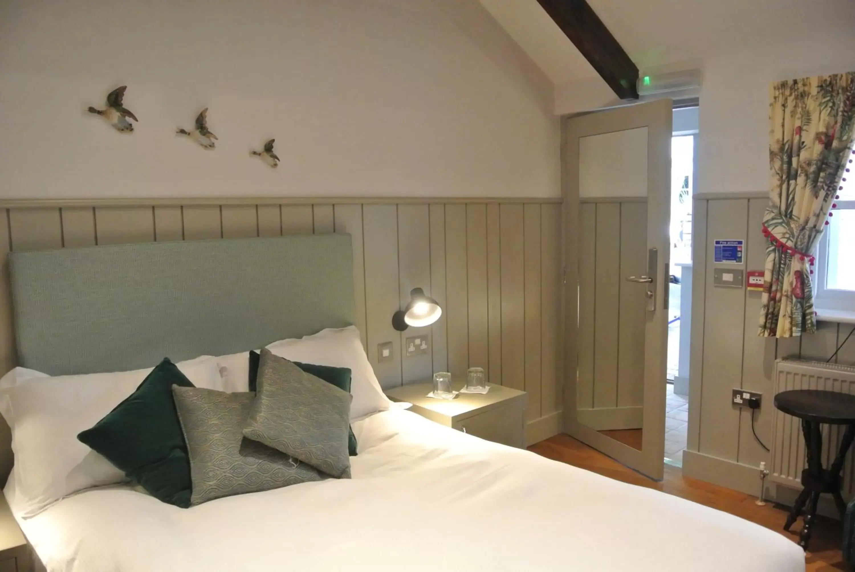Bedroom, Bed in The Crown Pub, Dining & Rooms