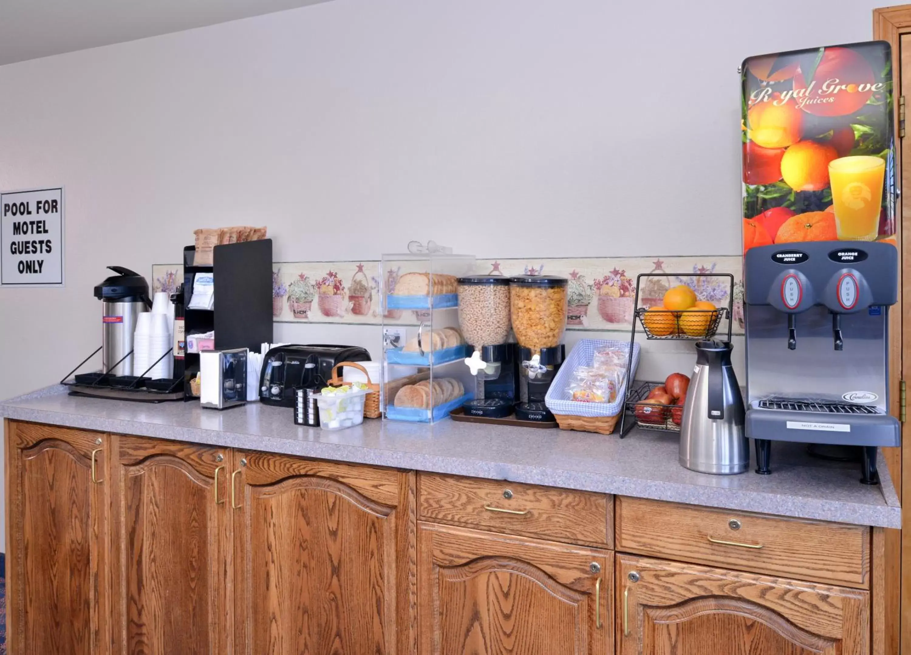 Breakfast in Americas Best Value Inn Burns Breakfast in Americas Best Value Inn Burns