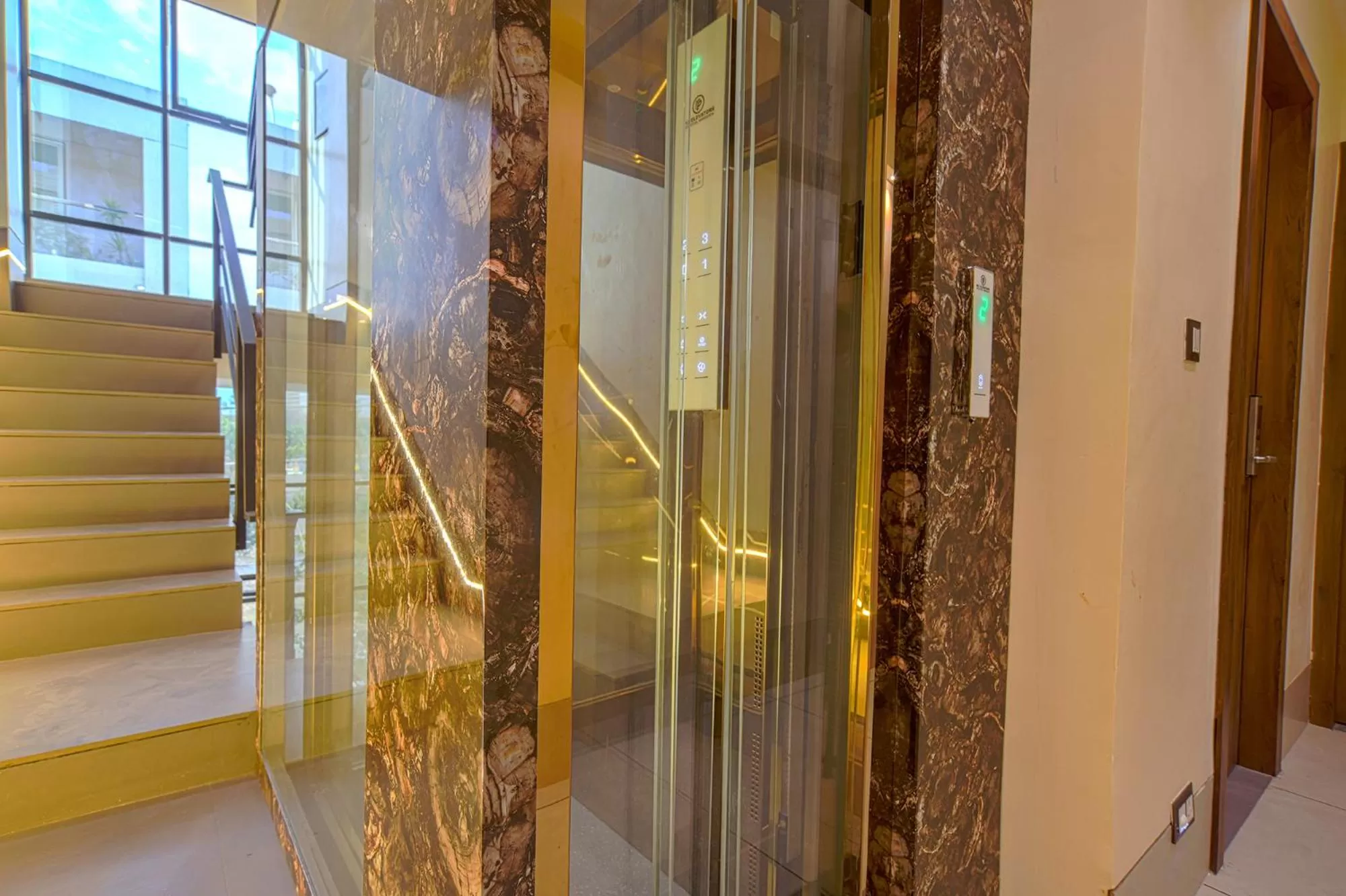 elevator in FabHotel Benchmark