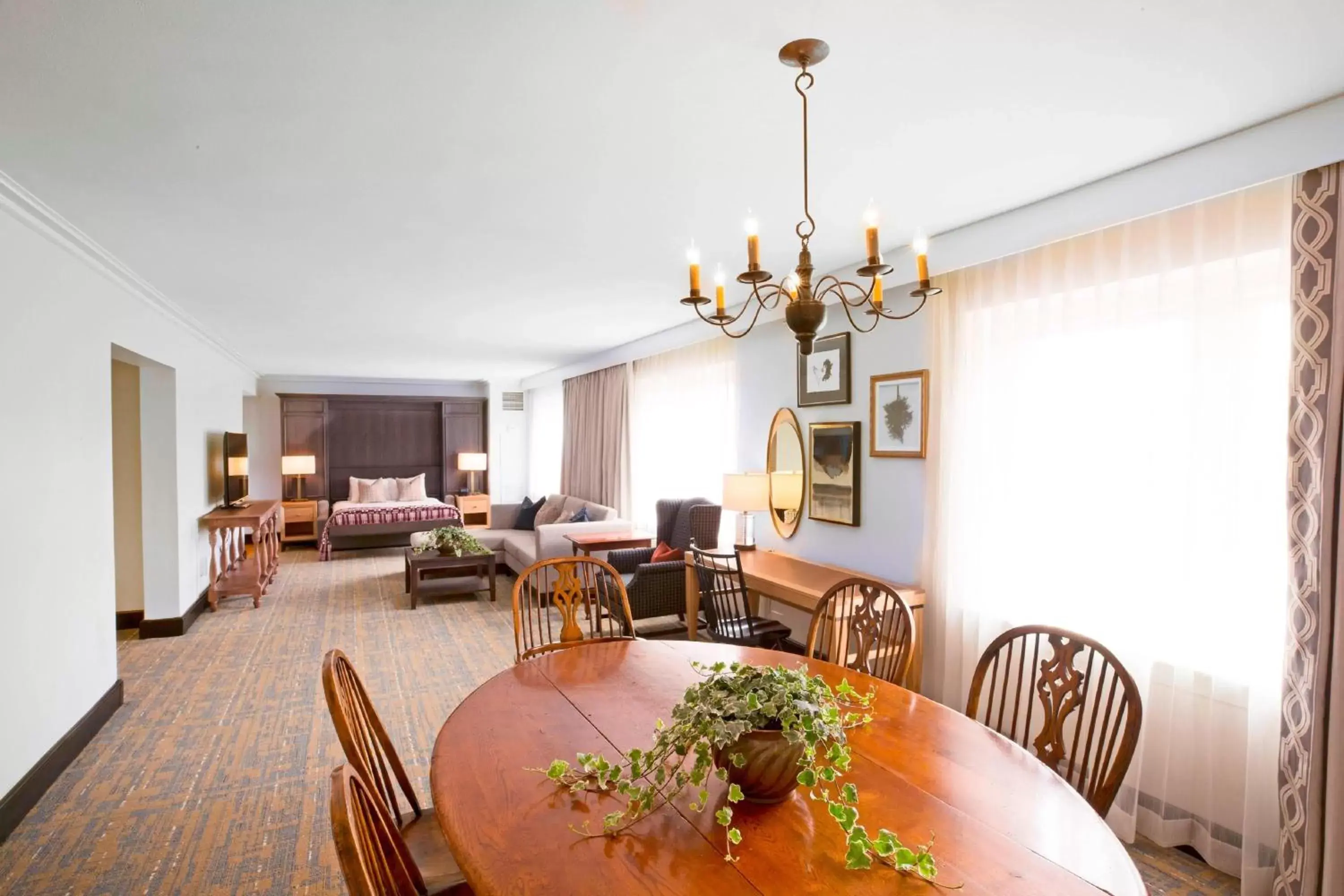 Photo of the whole room, Dining Area in Williamsburg Lodge, Autograph Collection